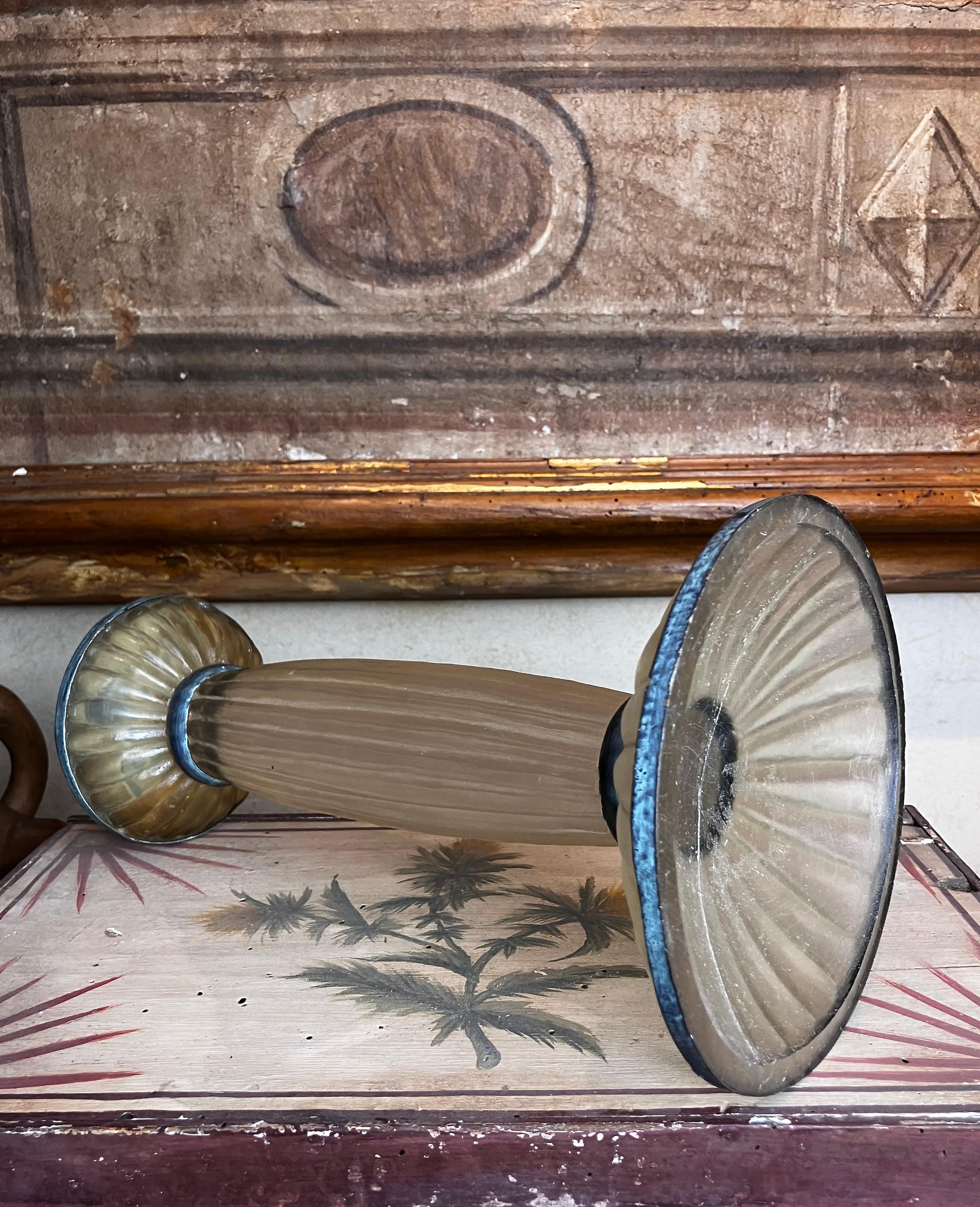 XX secolo Candeliere a grillo in lucite smerigliata e ottone verdastro Art Deco in vendita