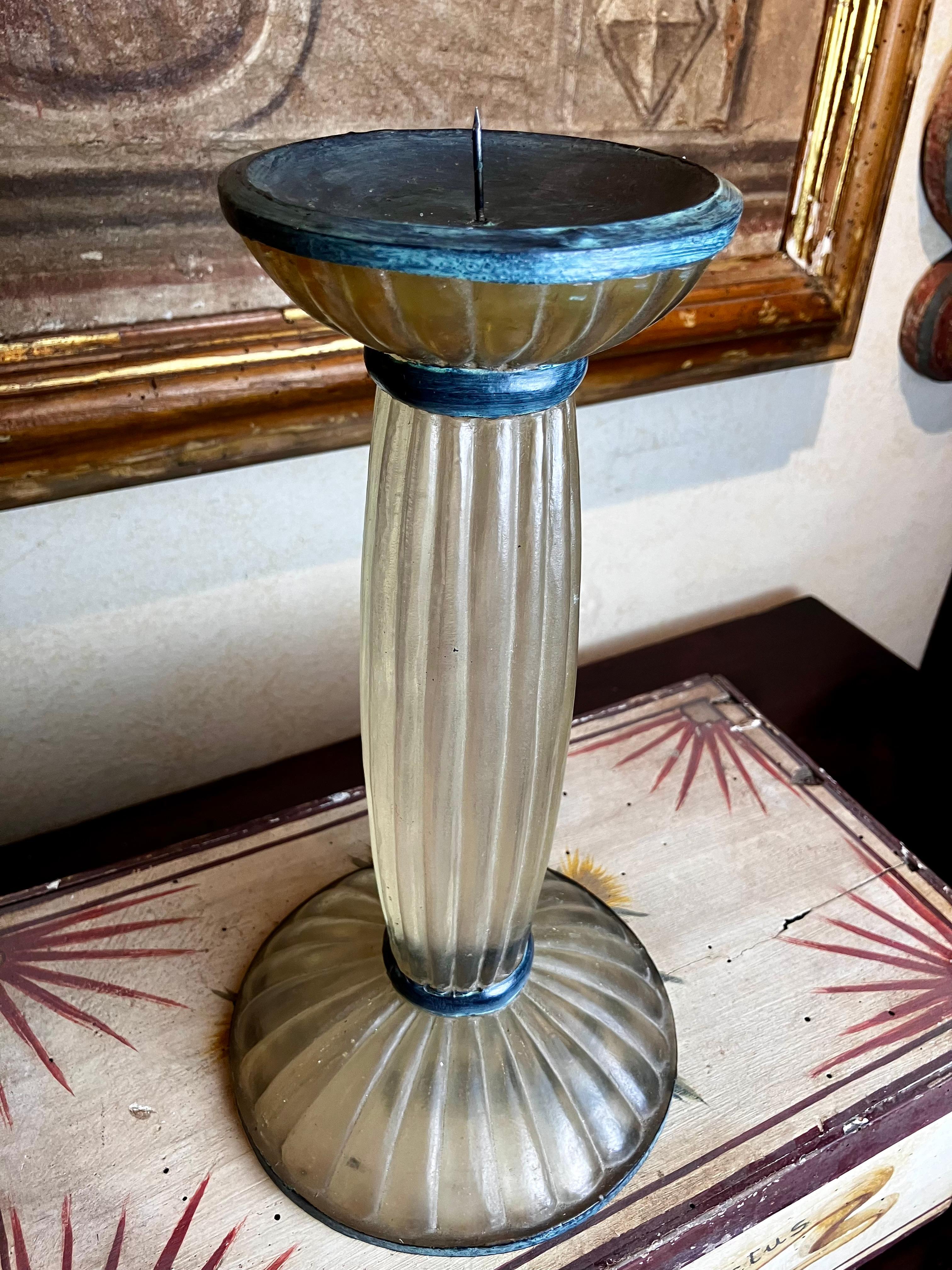 Ottone Candeliere a grillo in lucite smerigliata e ottone verdastro Art Deco in vendita