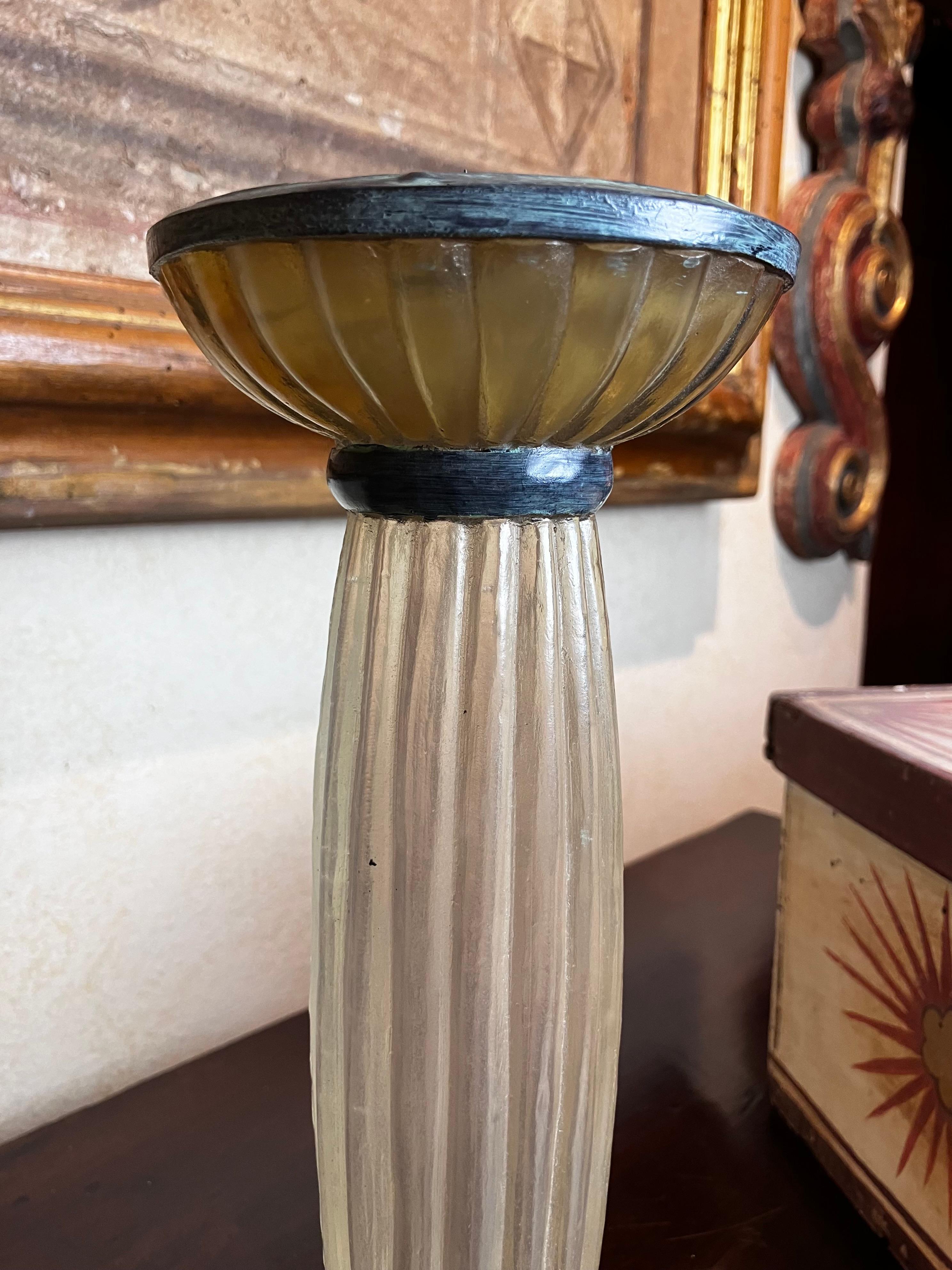 Candeliere a grillo in lucite smerigliata e ottone verdastro Art Deco in vendita 1