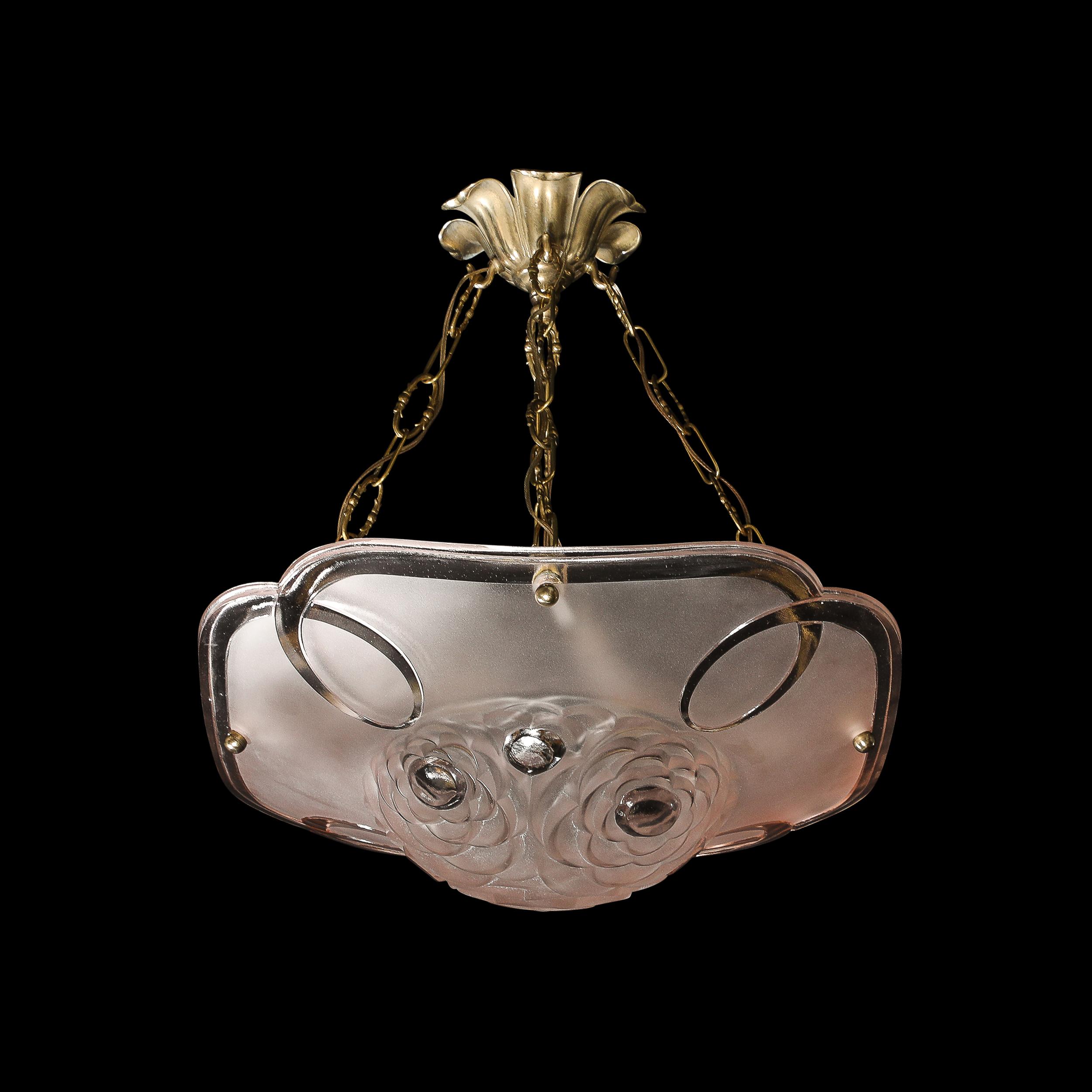 Cet élégant et sophistiqué lustre à pendentif en rose givrée Art Deco avec baldaquin et chaîne en laiton antique à fleurs cubistes stylisées est signé Degue et provient de France, vers 1930. Présente une forme géométrique unique composée de détails