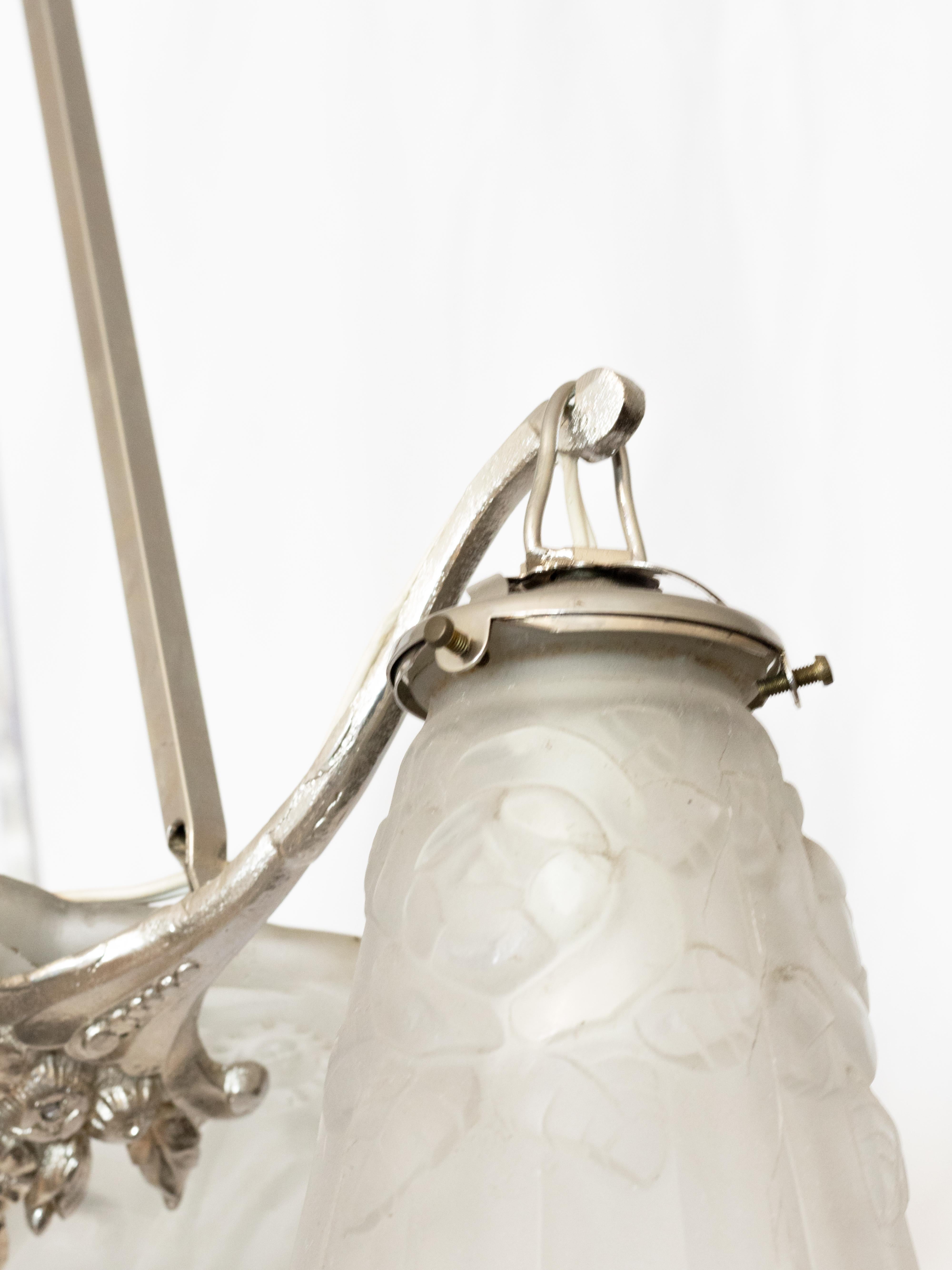 Lustre à trois lumières en verre dépoli Art déco par David Guéron, 20e siècle en vente 5