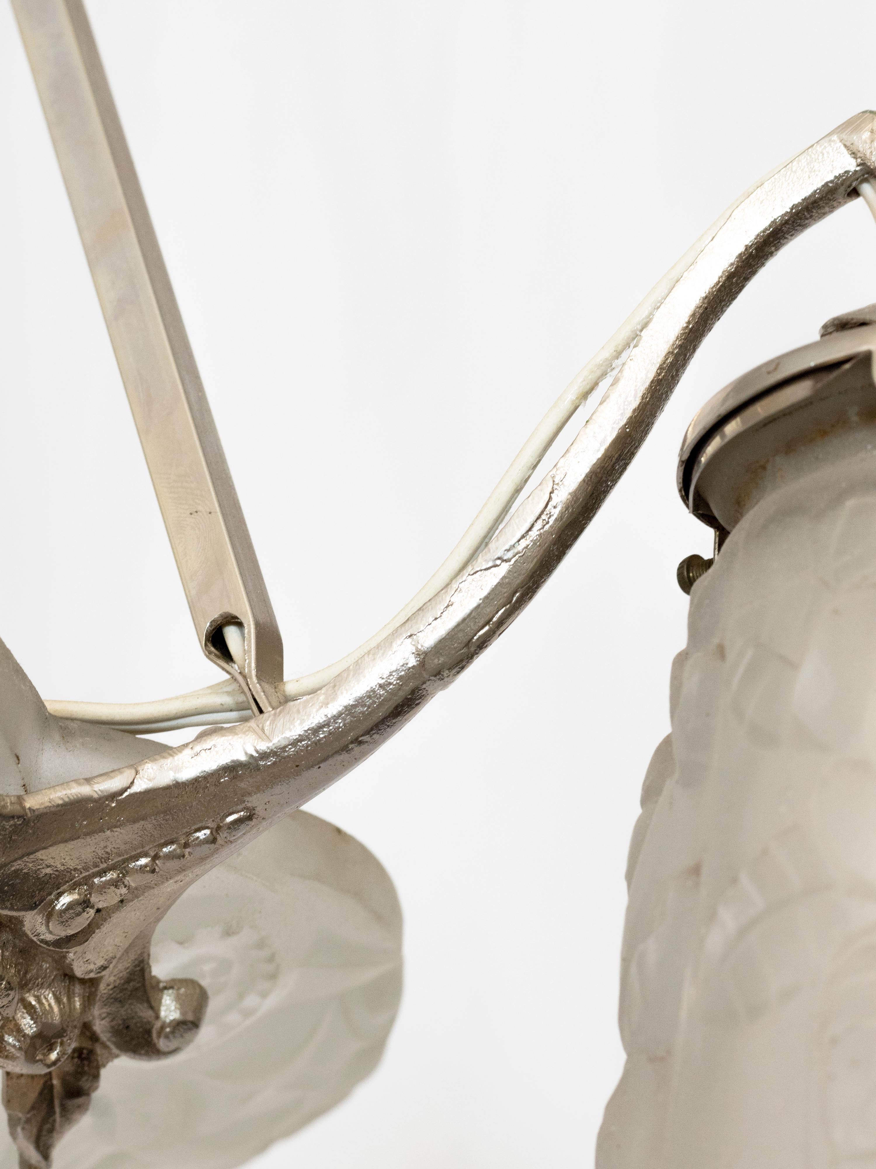 Lustre à trois lumières en verre dépoli Art déco par David Guéron, 20e siècle en vente 8