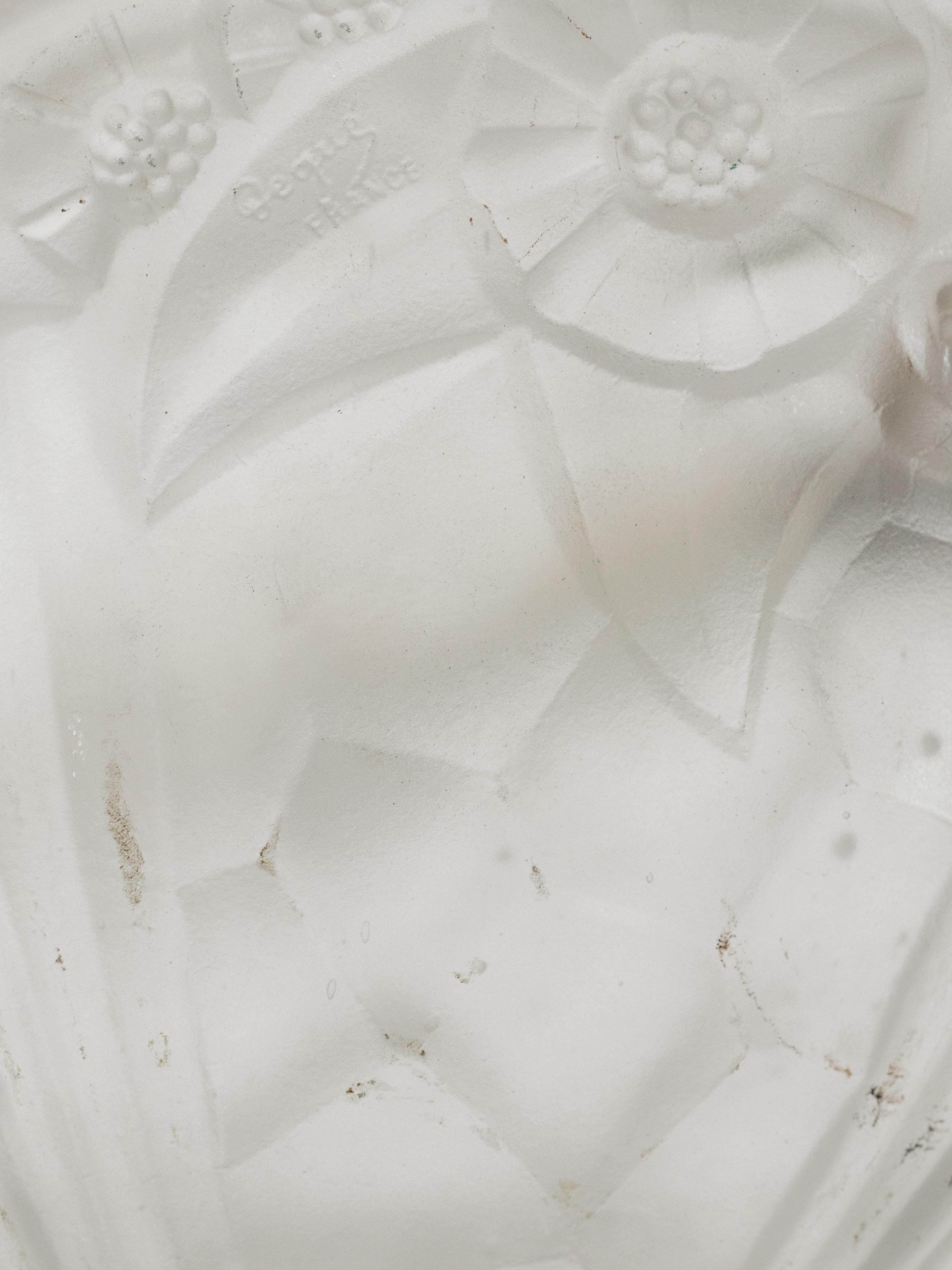 Lustre à trois lumières en verre dépoli Art déco par David Guéron, 20e siècle en vente 11