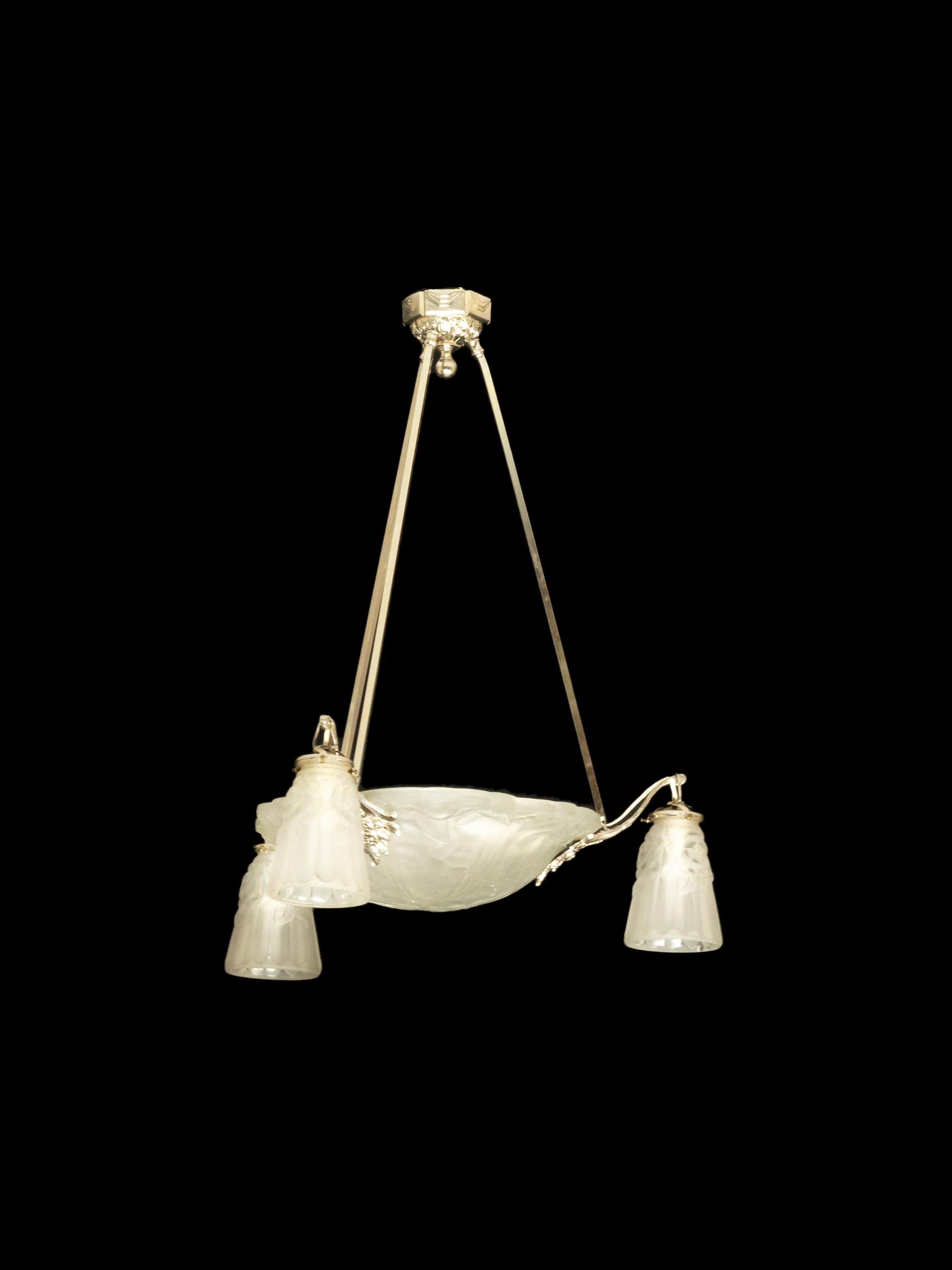 An exquisite white thick frosted glass with an Art Deco stylized floral pattern.
Three Déngue signed tulips (mark by David Guéron) and chromed metal structure and lamp.

Height 32,67 in (83 cm) 
Diameter 23,62 in (60 cm)

Take into account that the