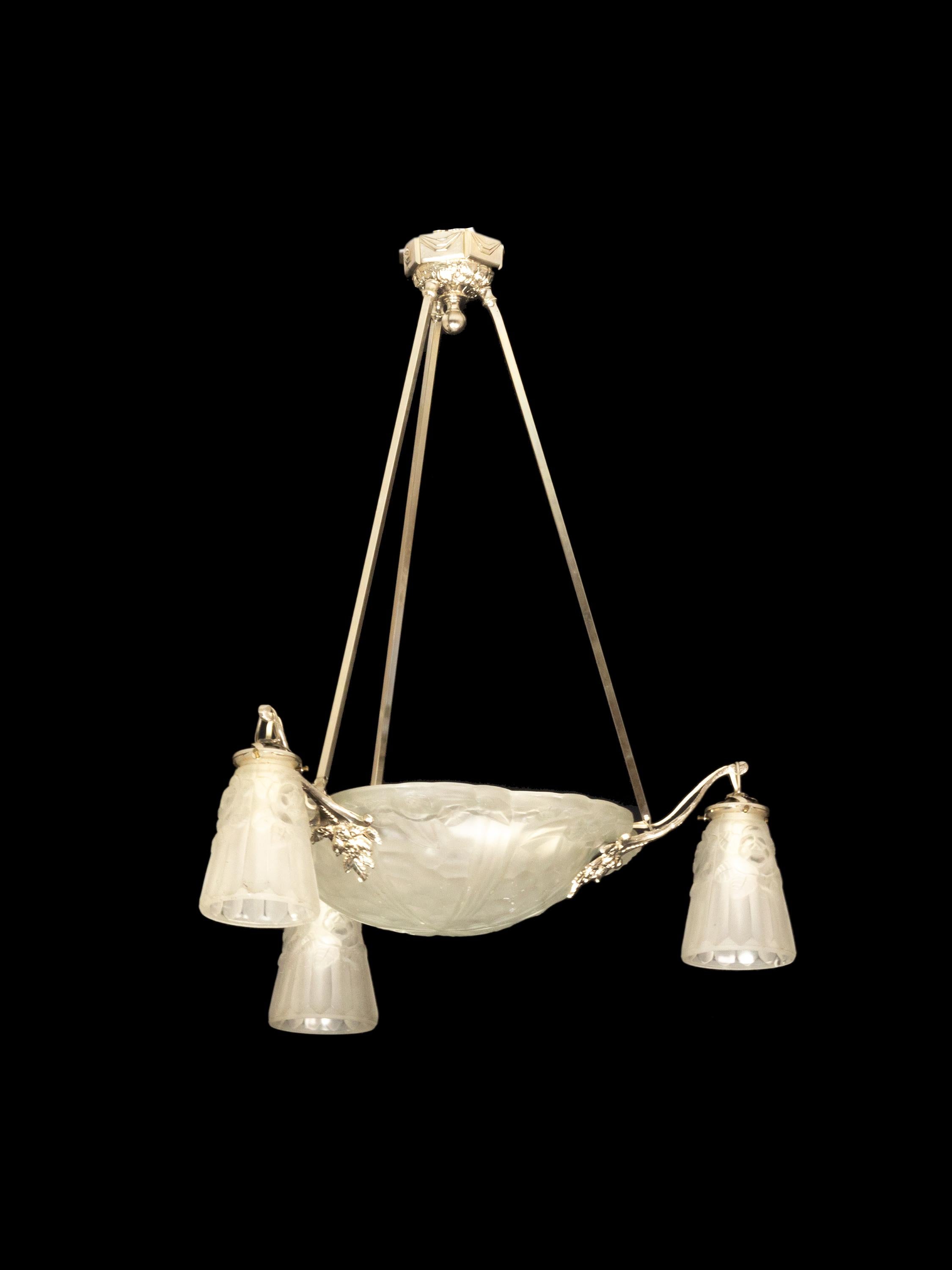 Français Lustre à trois lumières en verre dépoli Art déco par David Guéron, 20e siècle en vente