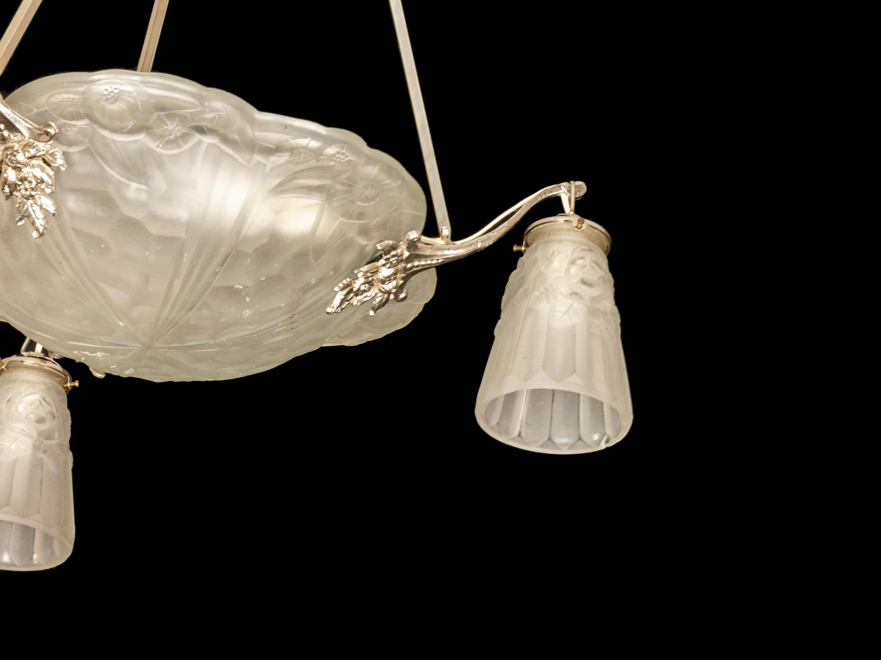 Lustre à trois lumières en verre dépoli Art déco par David Guéron, 20e siècle Bon état - En vente à Lisbon, PT