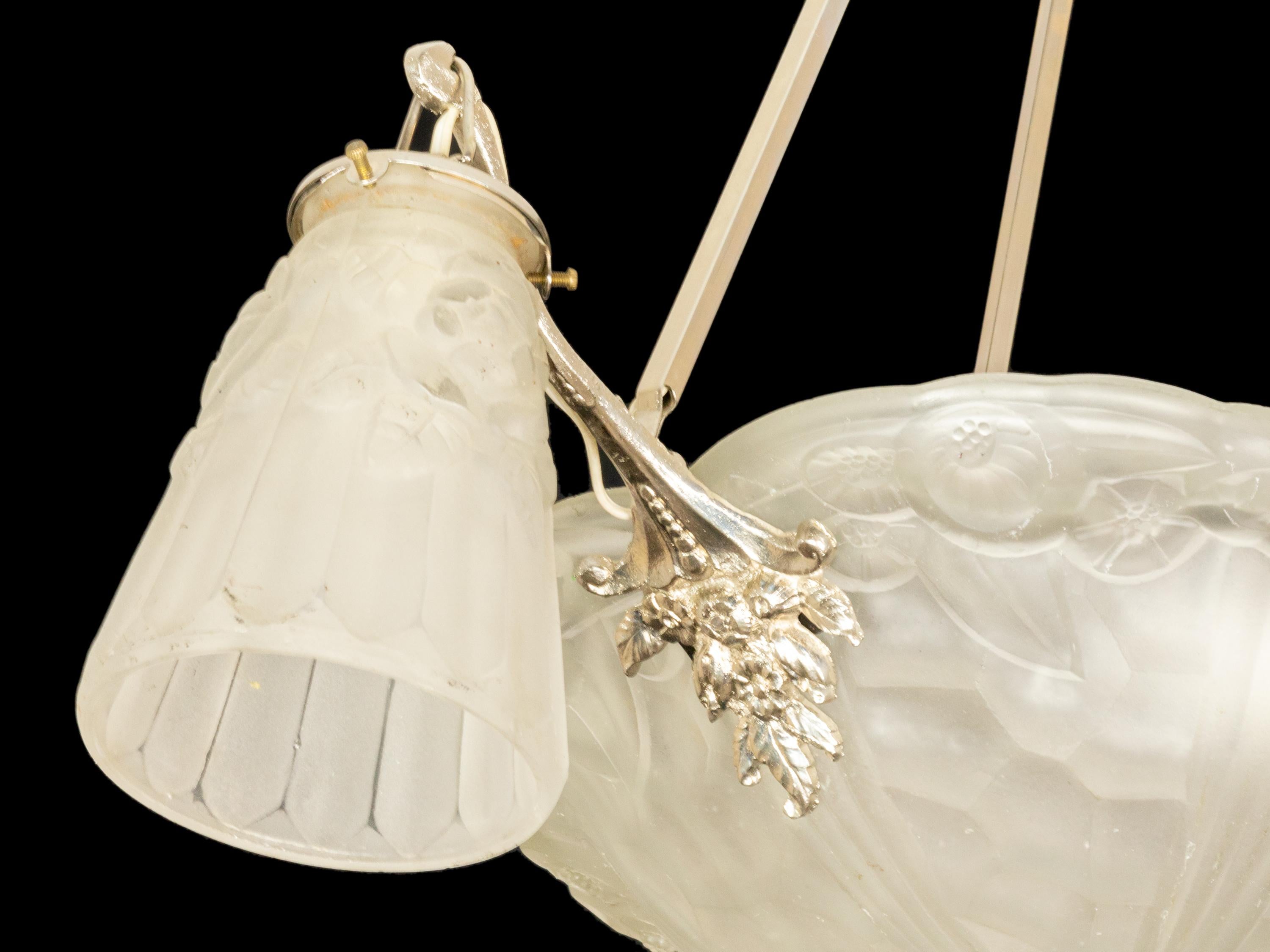 20ième siècle Lustre à trois lumières en verre dépoli Art déco par David Guéron, 20e siècle en vente
