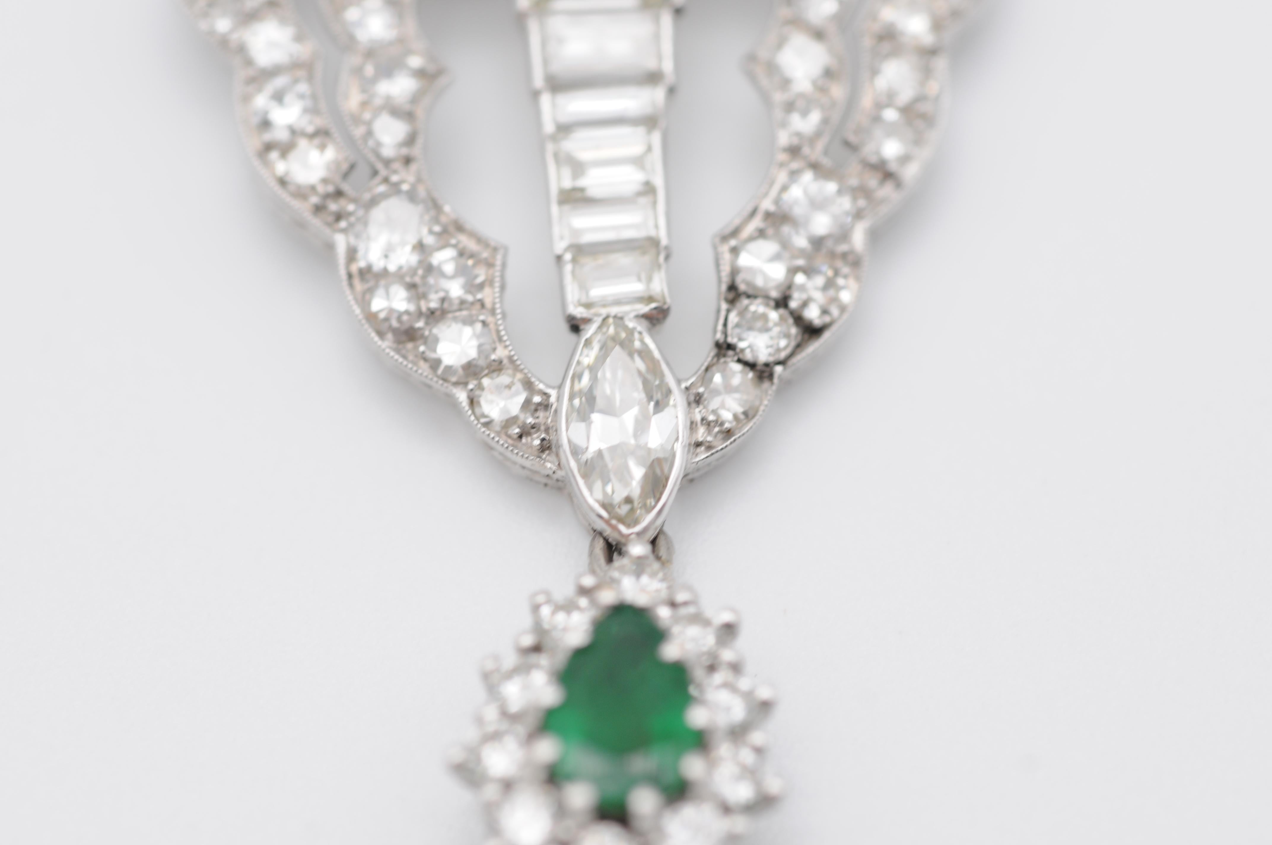 Collier Art déco complet serti de diamants et d'émeraudes en or blanc 18 carats en vente 9