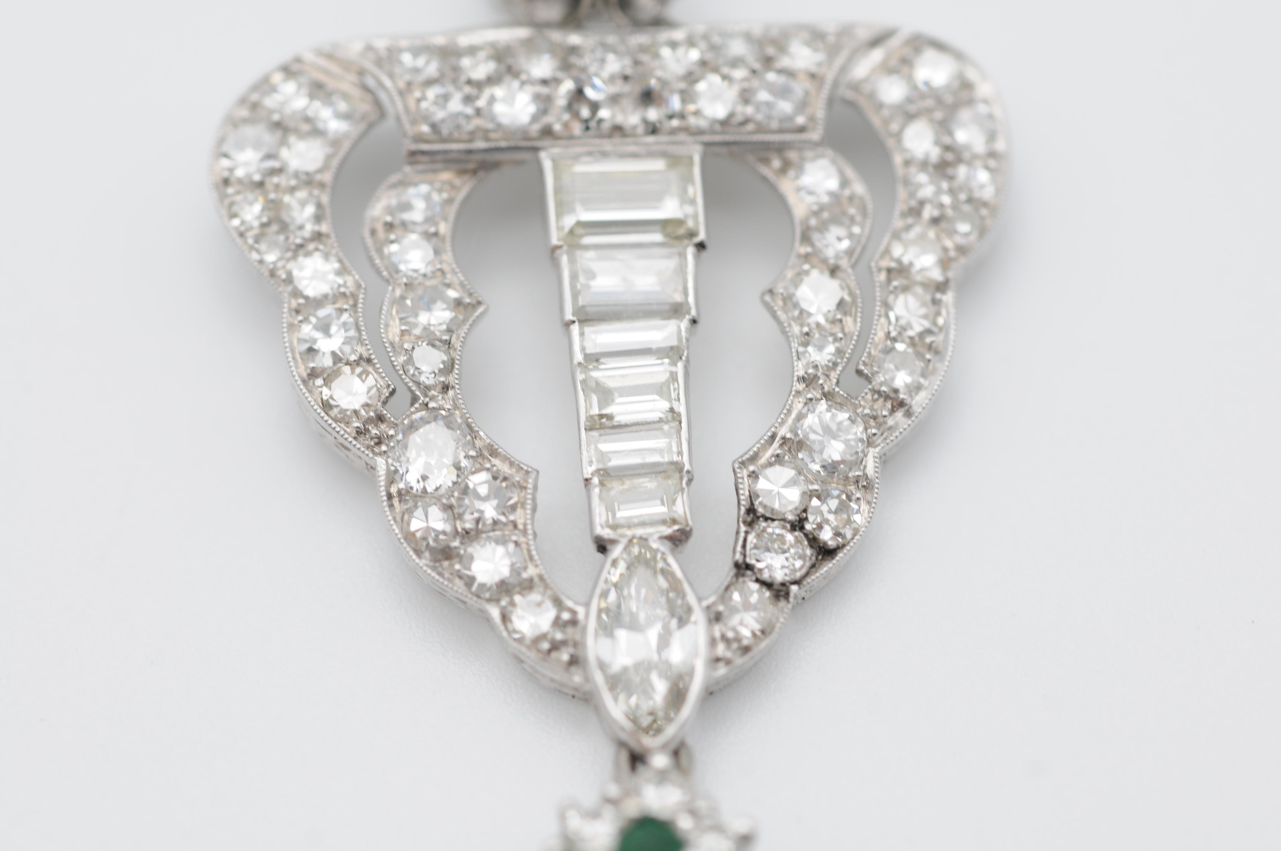 Collier Art déco complet serti de diamants et d'émeraudes en or blanc 18 carats en vente 10