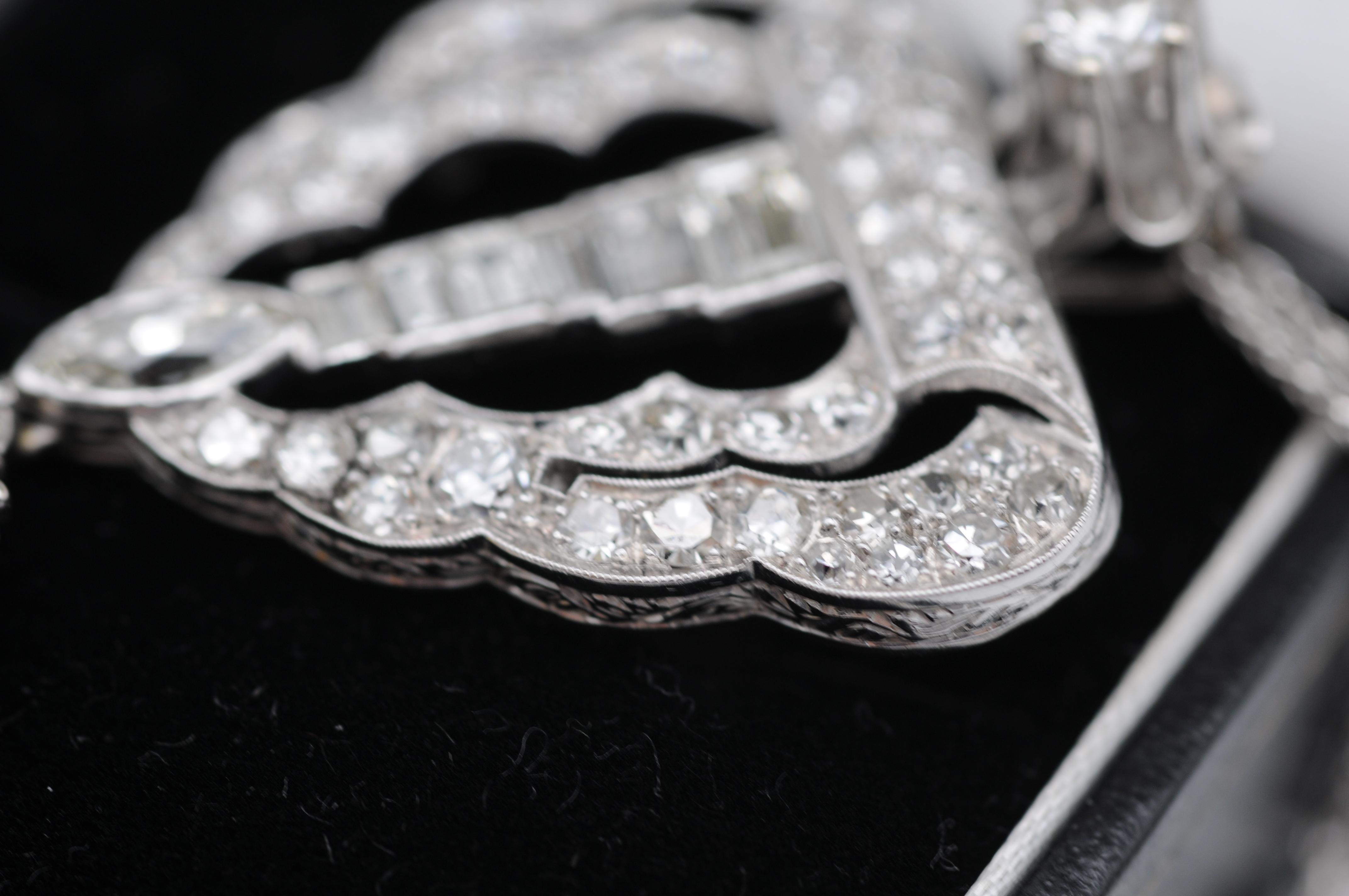 Collier Art déco complet serti de diamants et d'émeraudes en or blanc 18 carats en vente 13