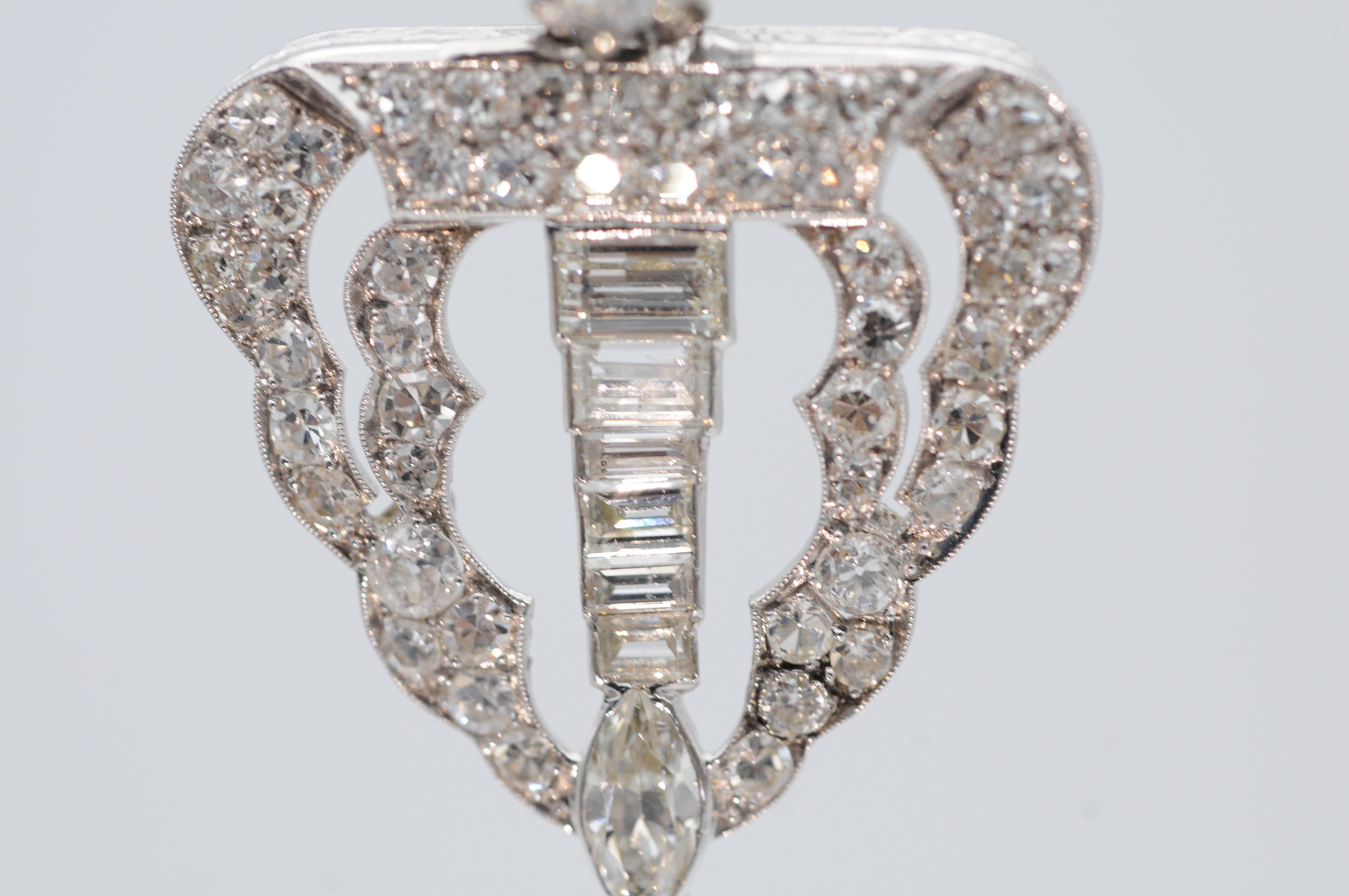 Entrez dans un monde d'opulence et de luxe avec ce magnifique collier de diamants, réalisé avec expertise en or blanc 18k. Le collier présente une forme de diamant exquise, entièrement sertie d'un éventail éblouissant de diamants de différentes