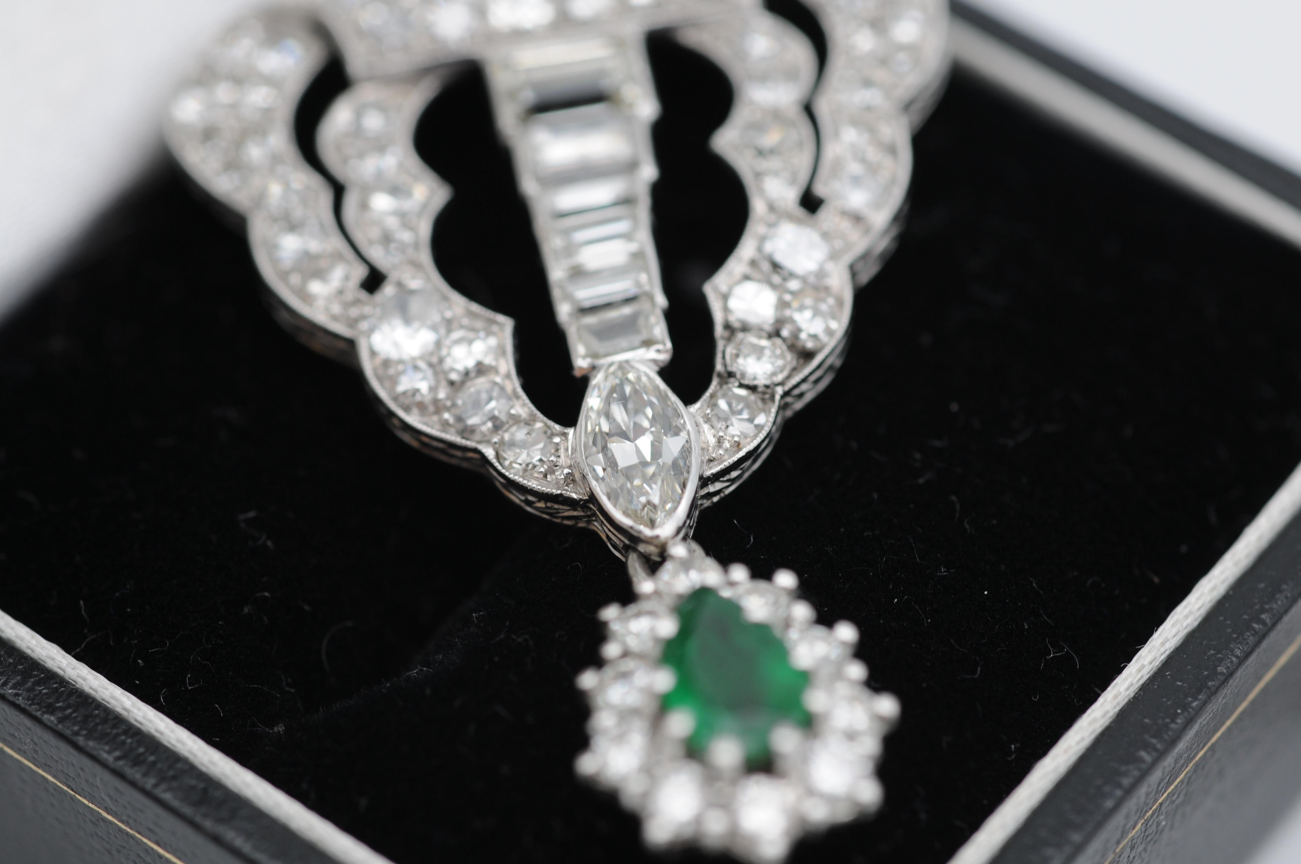 Collier Art déco complet serti de diamants et d'émeraudes en or blanc 18 carats en vente 15