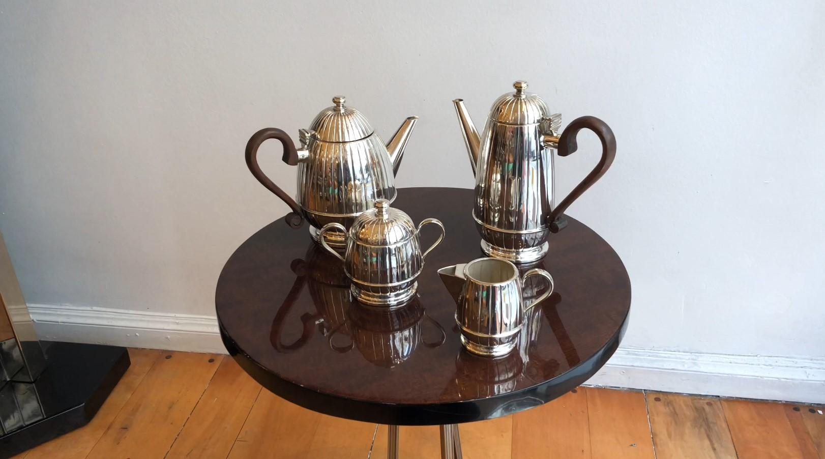 Art-Déco-Tee- und Kaffeeservice mit kompletter Seite, hergestellt in Argentinien, signiert Atenea, 1920 im Angebot 7
