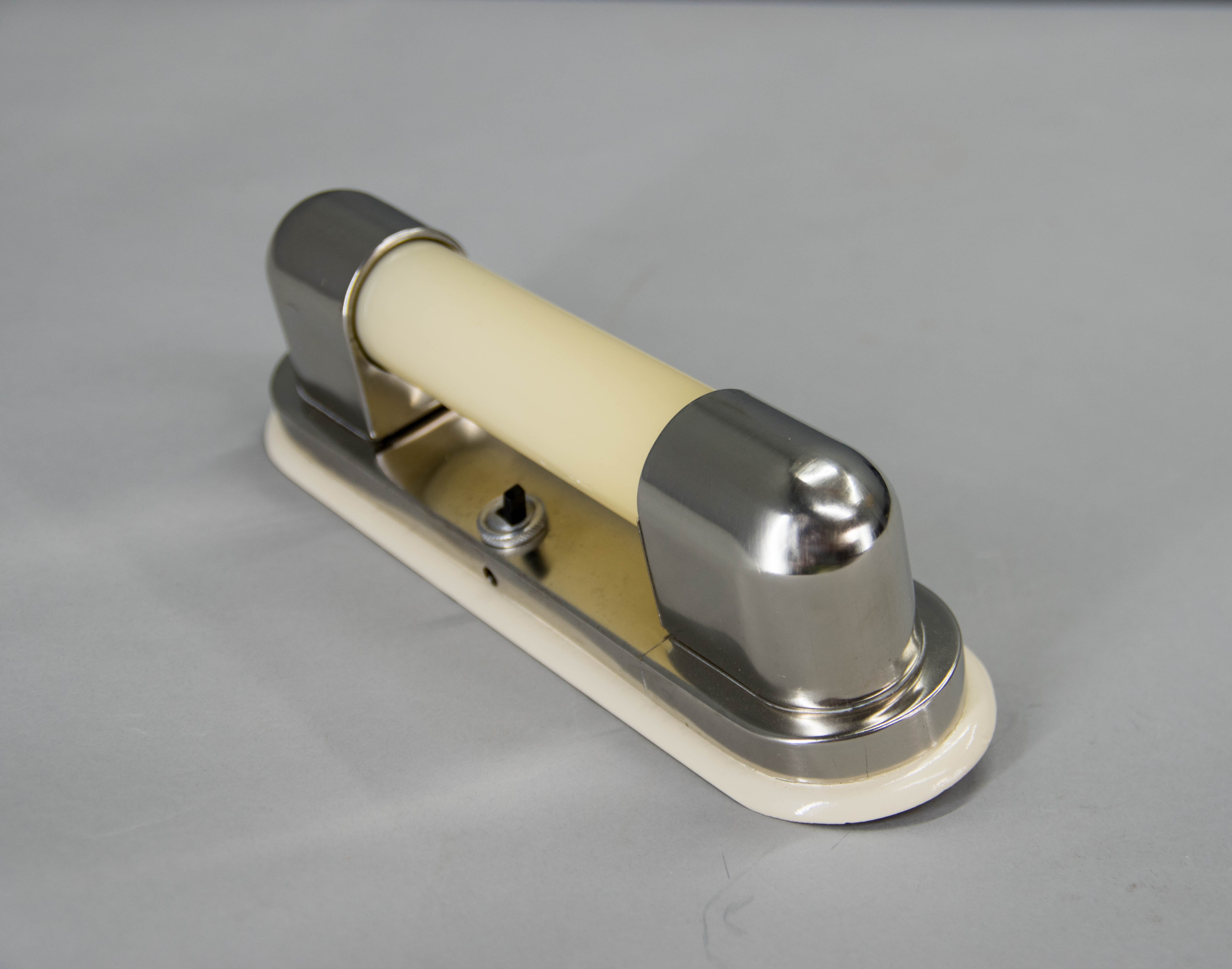 Remarquable applique Art Deco / Functionalist / Bauhaus des années 1930 présentant une combinaison classique de quincaillerie nickelée, de verre soufflé et d'élégants détails en bois. Habilement restaurée et nouvellement électrifiée, cette pièce est