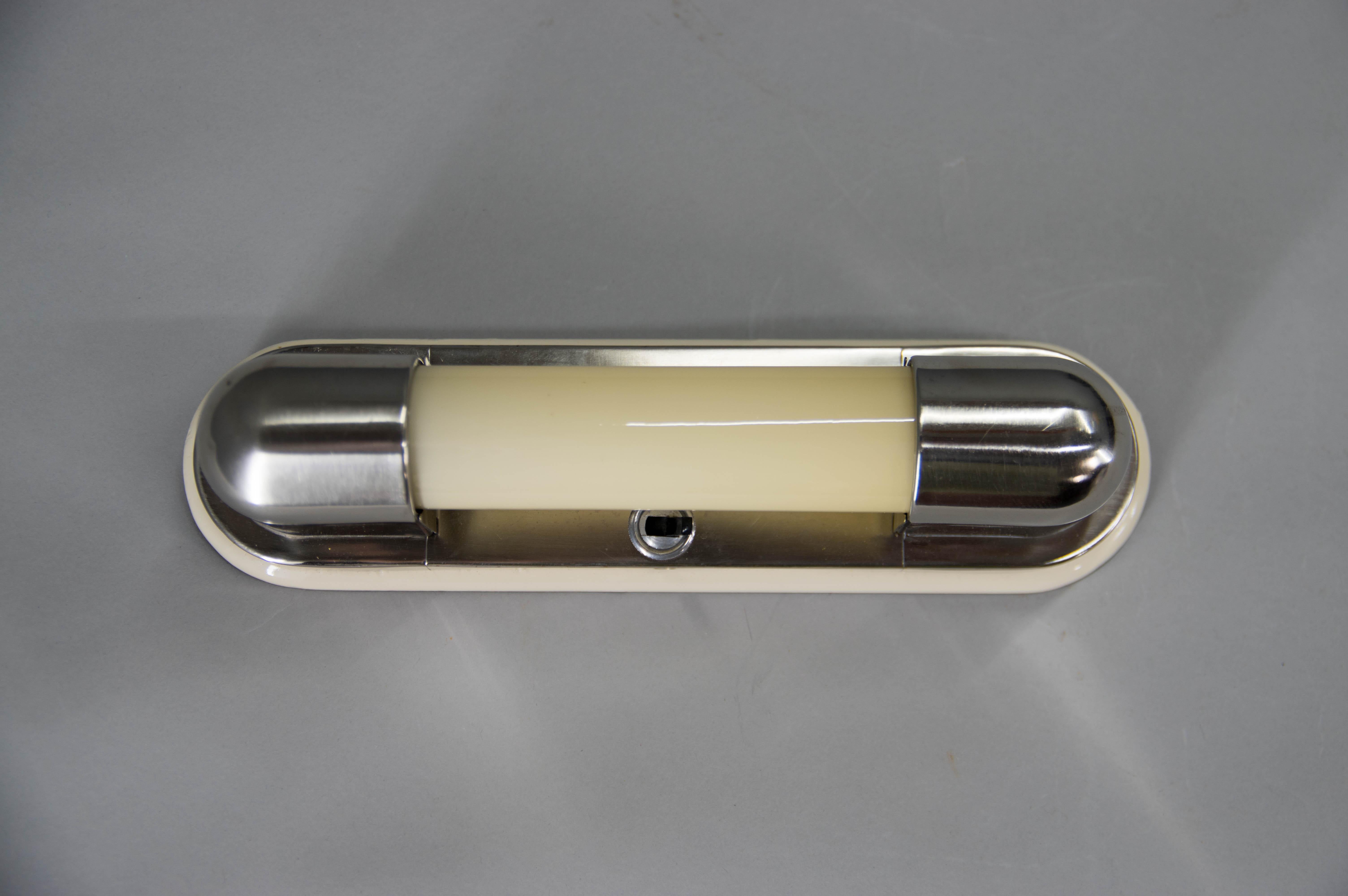 Milieu du XXe siècle Art Deco / Functionalist / Bauhaus Wall Light, 1930, restaurée en vente