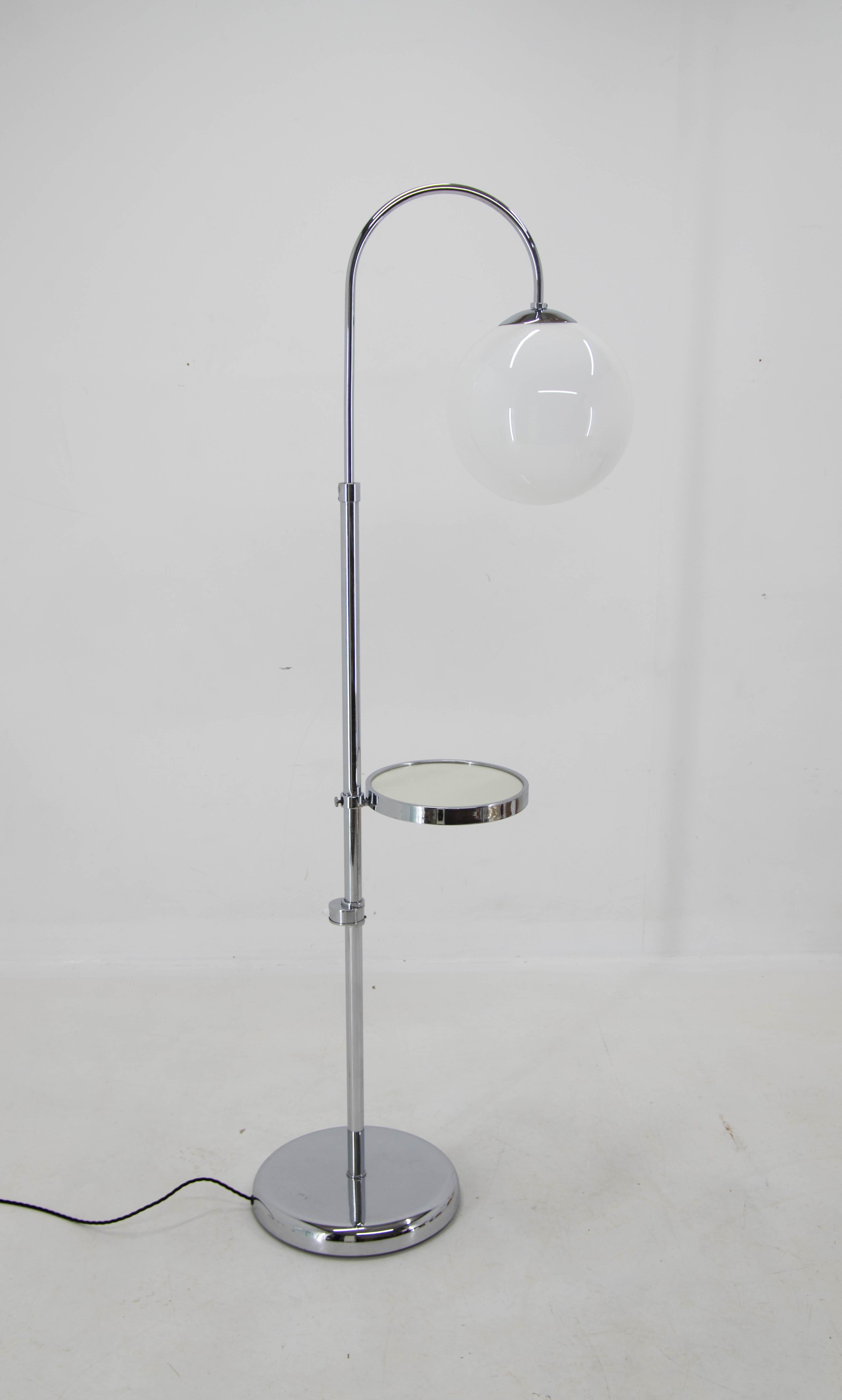 Art Deco / Functionalist floor lamp.
Restored: chrome with some scratches polished.
The table is fixed at a height of 78 cm - it is no longer movable.
The height of a lamp is no longer adjustable - fixed with a screw.
Rewired: 1x100W, E25-E27