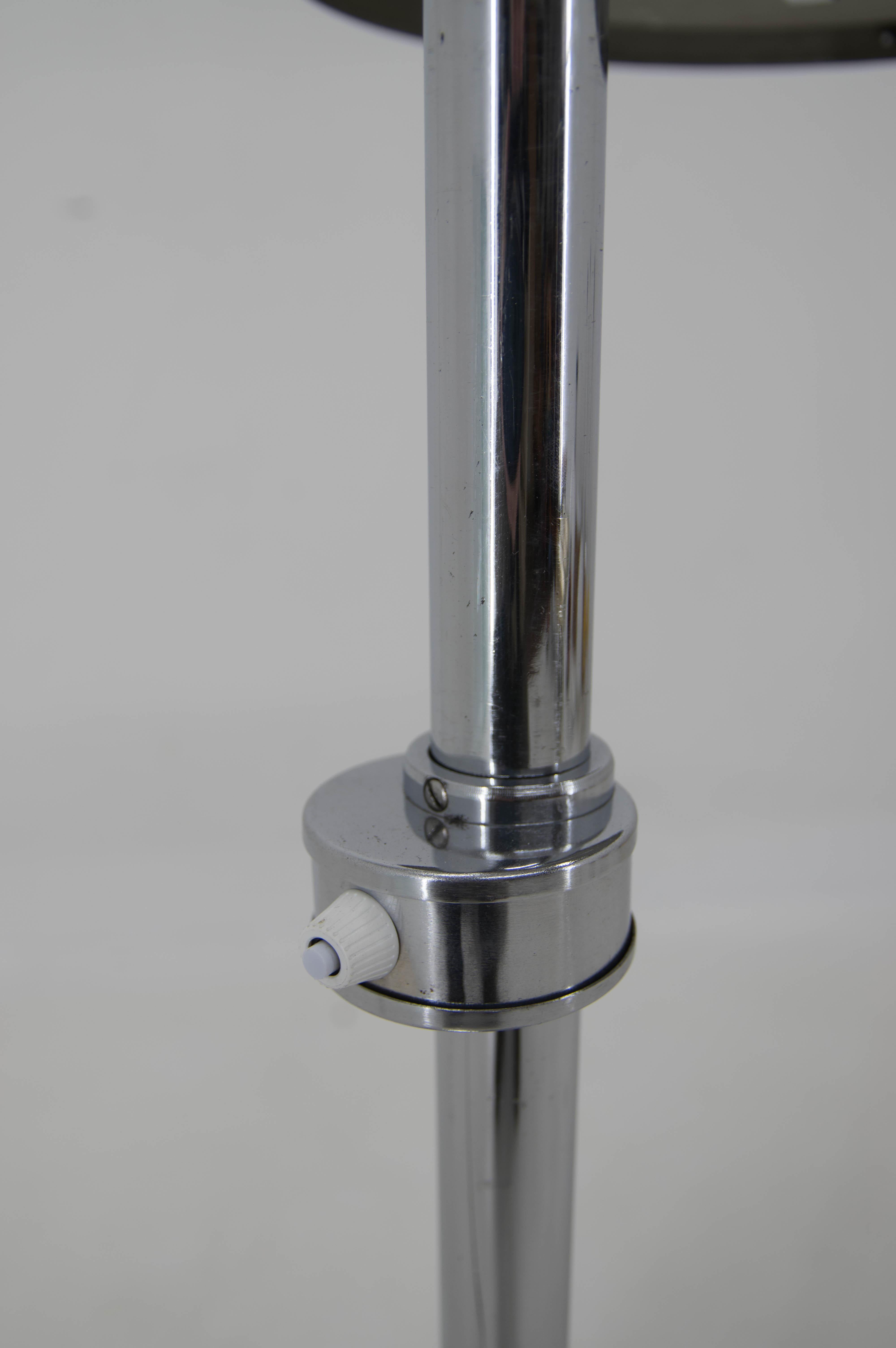 Art-Déco-/Functionalistische Stehlampe, 1930er Jahre, restauriert (Opalglas) im Angebot