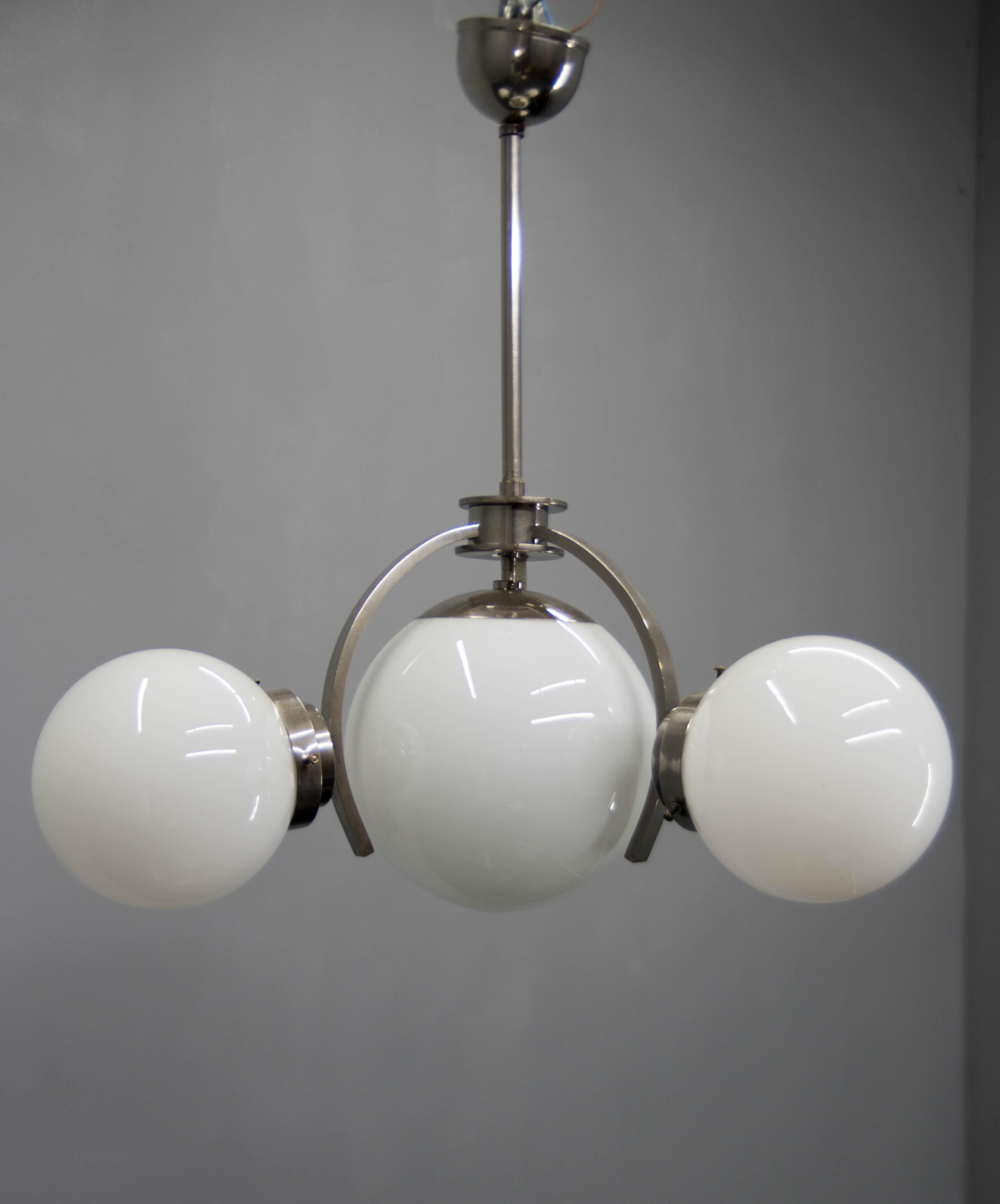 Art Deco chandelier made of nickel and opaline glass in 1930s.
Restored, cleaned, polished, rewired.
Nickel with age patina.
4x40W, E25-E27 bubs
US wiring compatible