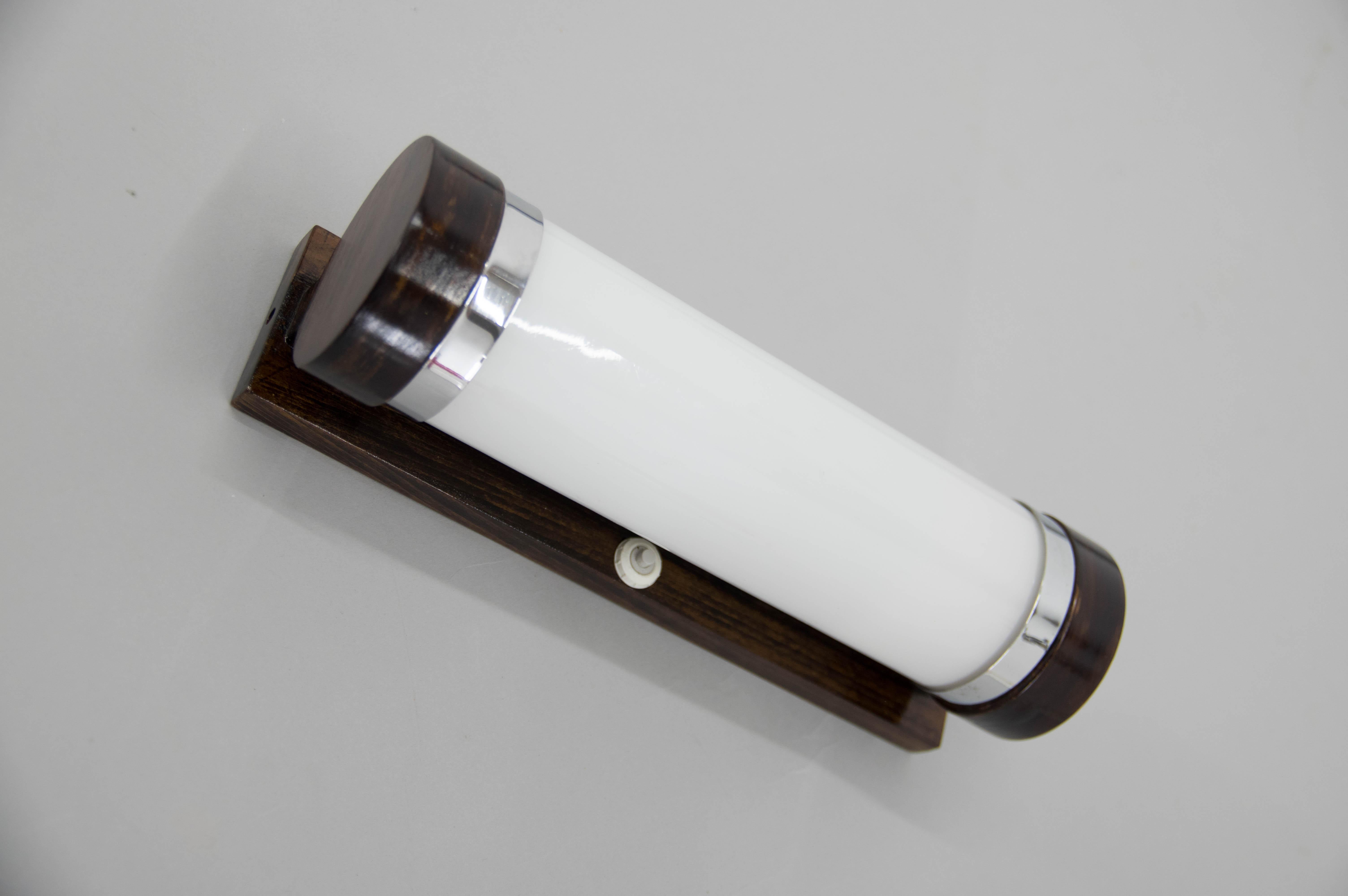 Fabricada en los años 20 o 30 en madera, chapa de madera, metal cromado y cristal opalino.
Cuidadosamente restaurada.
Nuevo acabado de goma laca sobre una chapa de madera.
Recableado: 1x40W
Compatible con cableado estadounidense