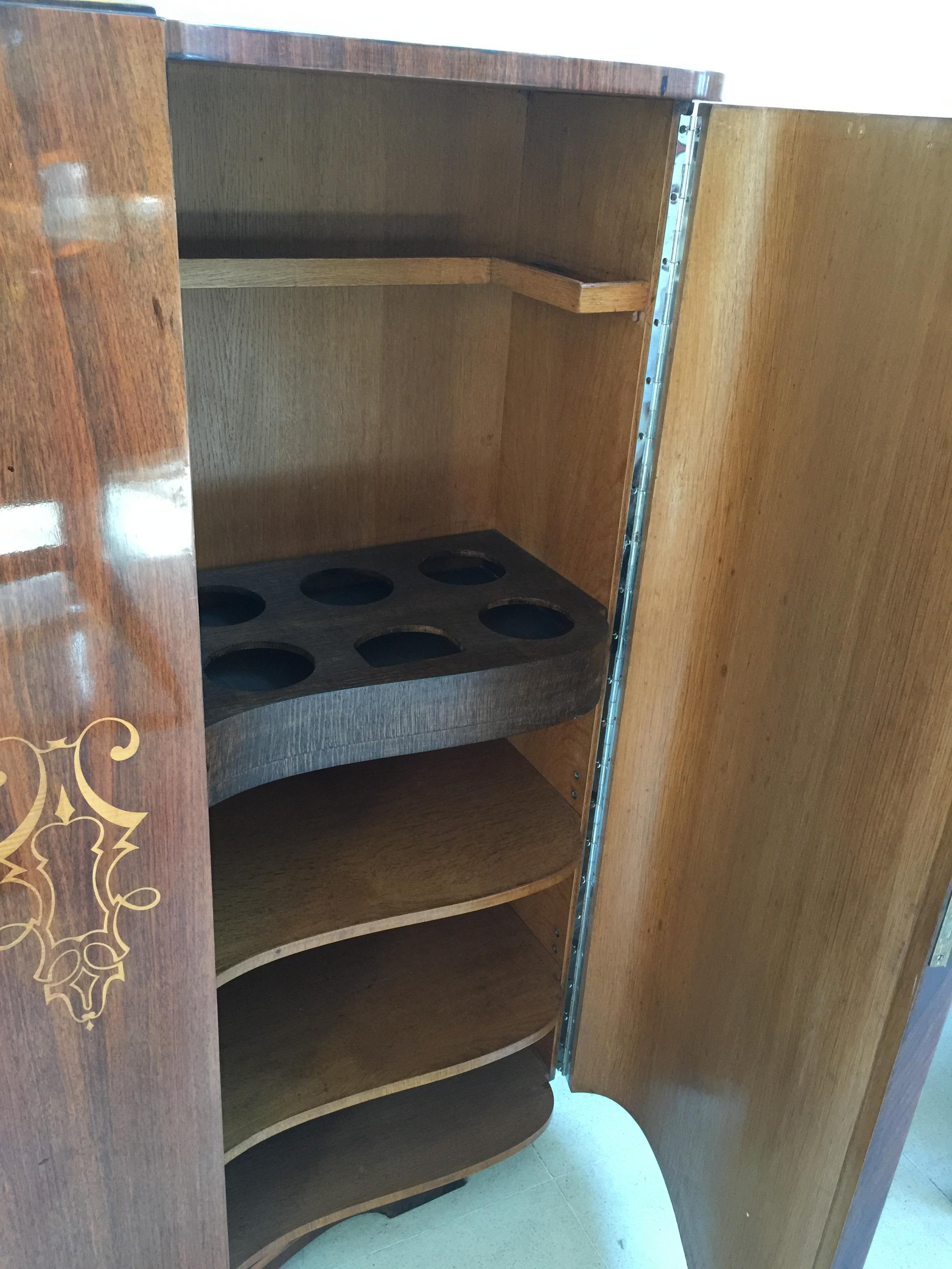 Bücherregal Art Deco

Jahr: 1930
Land: Französisch
Holz 
Oberfläche: Polyurethan-Lack
Es ist ein elegantes und anspruchsvolles Bücherregal.
Sie wollen in den goldenen Jahren leben, ist dies das Bücherregal, dass Ihr Projekt braucht.
Seit 1982 haben