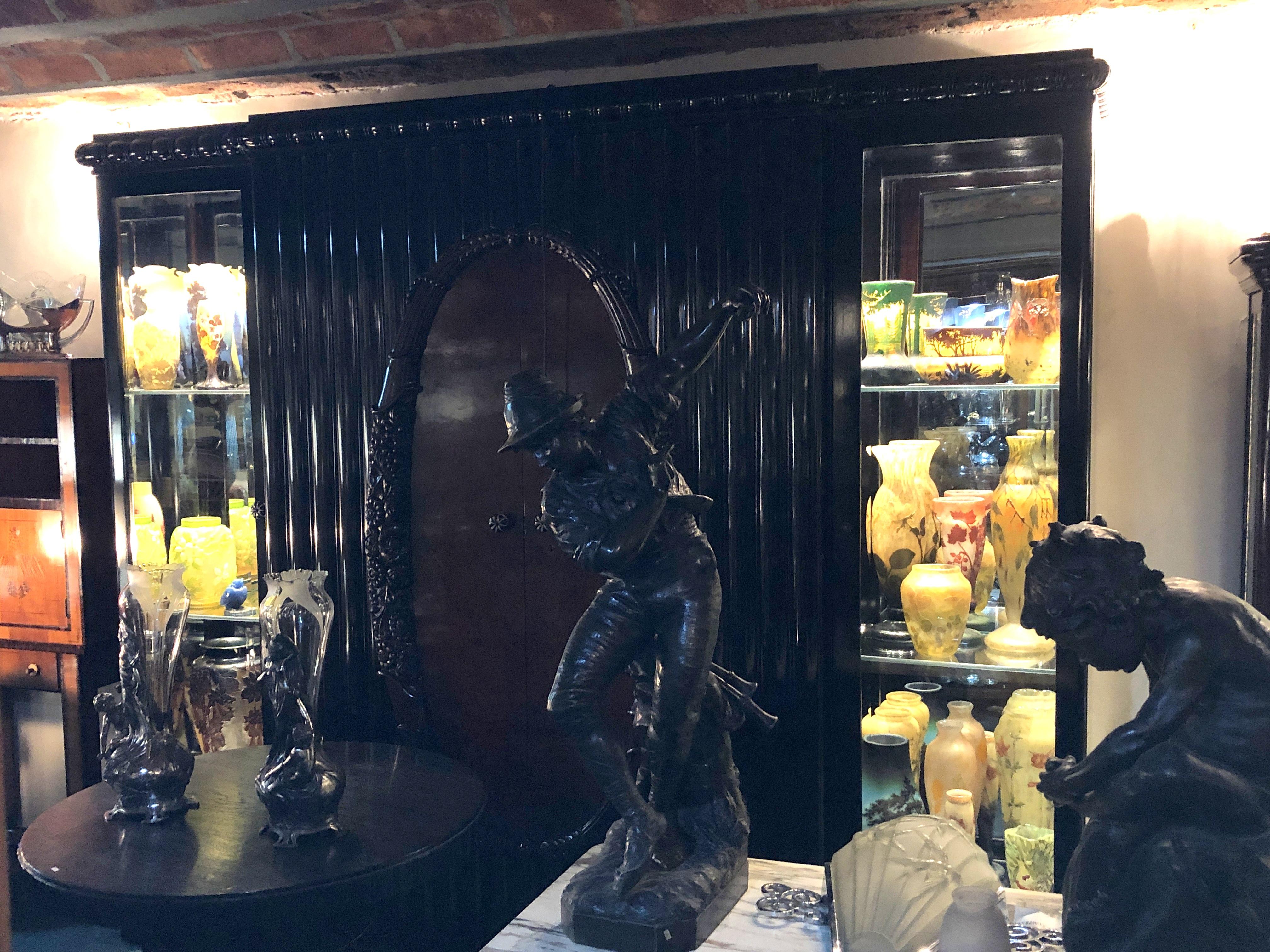 Année : 1930
Pays : Français
Bois et verre
Vous voulez vivre des années dorées, c'est la bibliothèque qu'il vous faut.
Nous sommes spécialisés dans la vente de styles Art Déco et Art Nouveau depuis 1982. Si vous avez des questions, nous sommes à