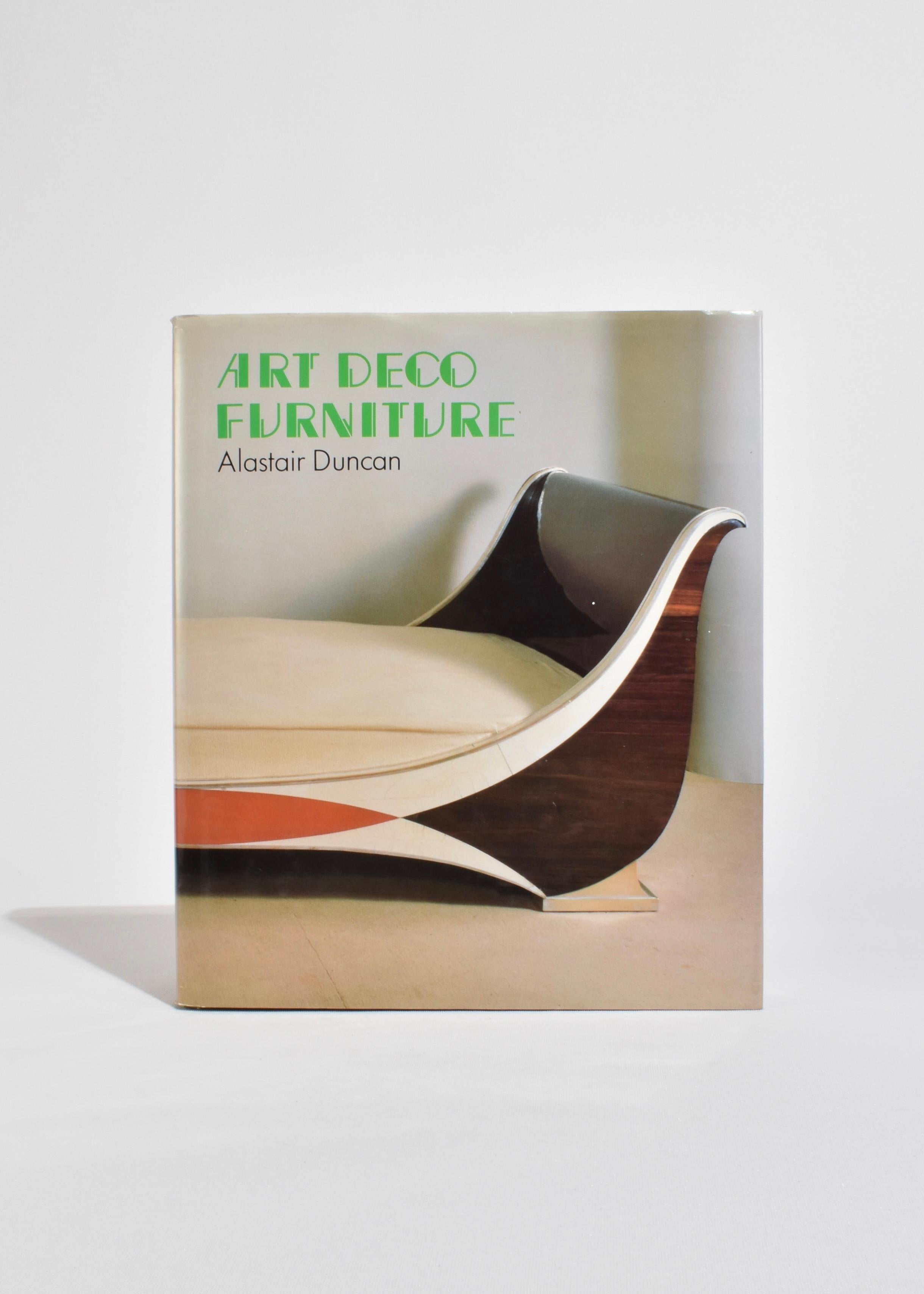Libro de sobremesa de tapa dura con diseños de muebles Art Déco. Por Alastair Duncan, publicado en 1984. Primera edición, 192 páginas.

