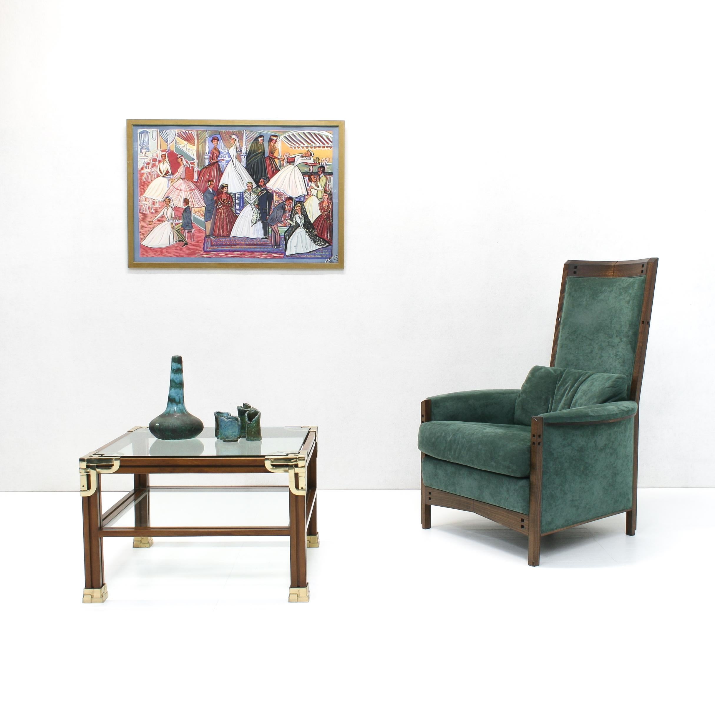 Dieser stilvolle Sessel mit hoher Rückenlehne Peggy aus der Serie Galaxy wurde von Umberto Asnago für den renommierten italienischen Möbelhersteller Giorgetti entworfen.

Das Gestell aus Nussbaumholz ist mit durchsichtigen Schnitzereien im
