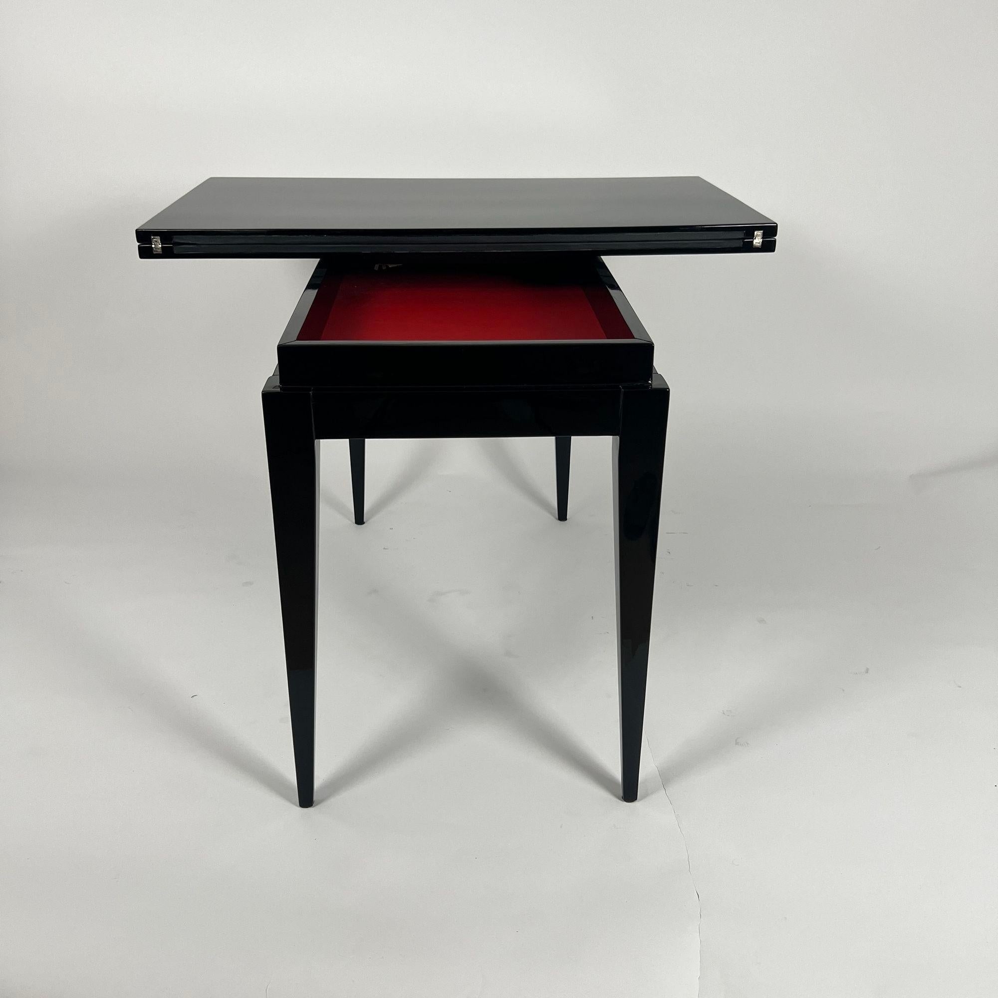 Art Deco Spieltisch, schwarzer Lack, rotes und schwarzes Leder, Frankreich um 1930 im Angebot 3