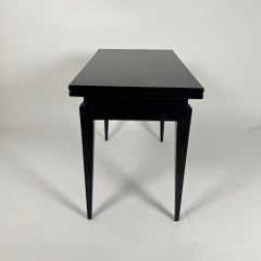 Table de jeux Art Déco, laque noire, cuir rouge et noir, France circa 1930