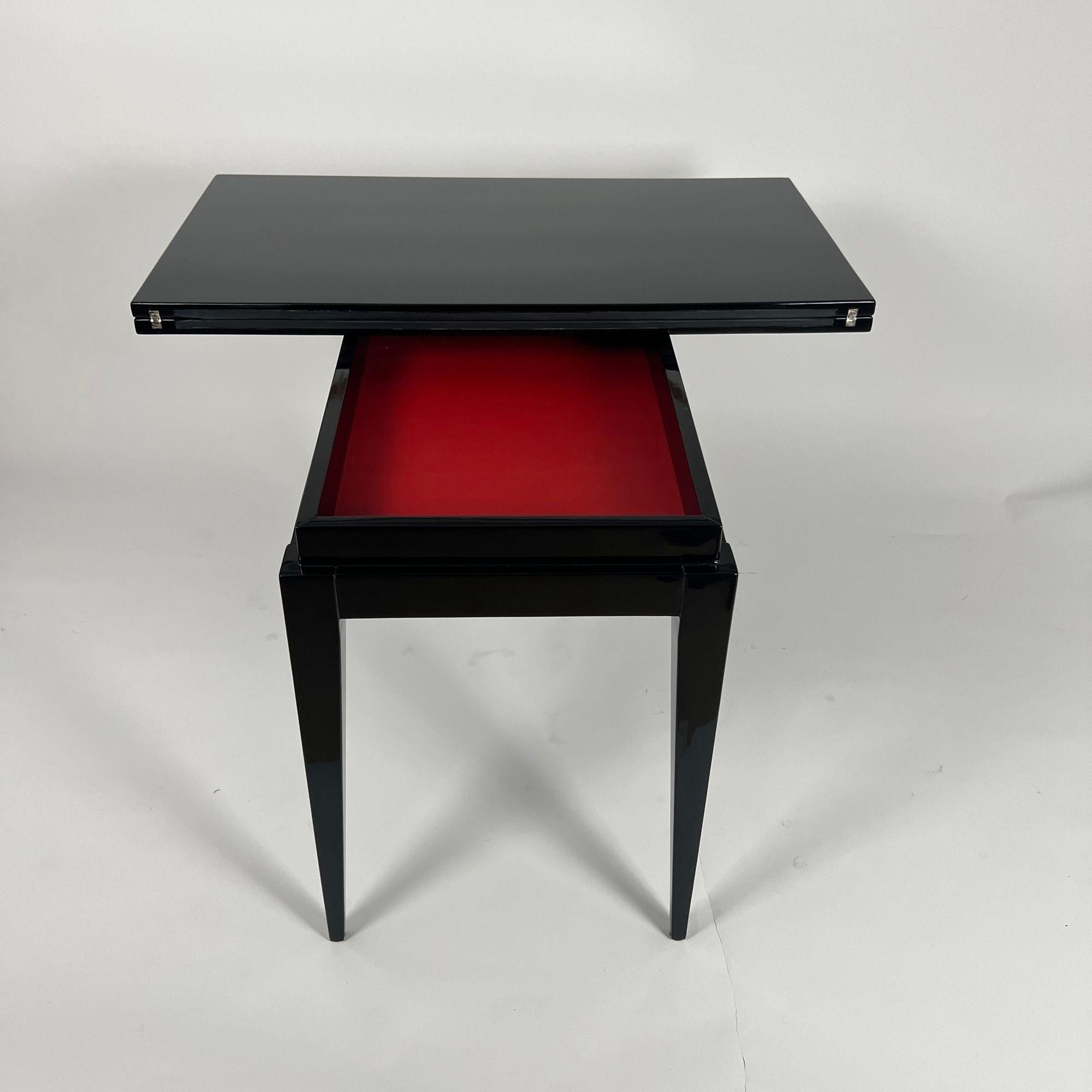 Art Deco Spieltisch, schwarzer Lack, rotes und schwarzes Leder, Frankreich um 1930 (Art déco) im Angebot