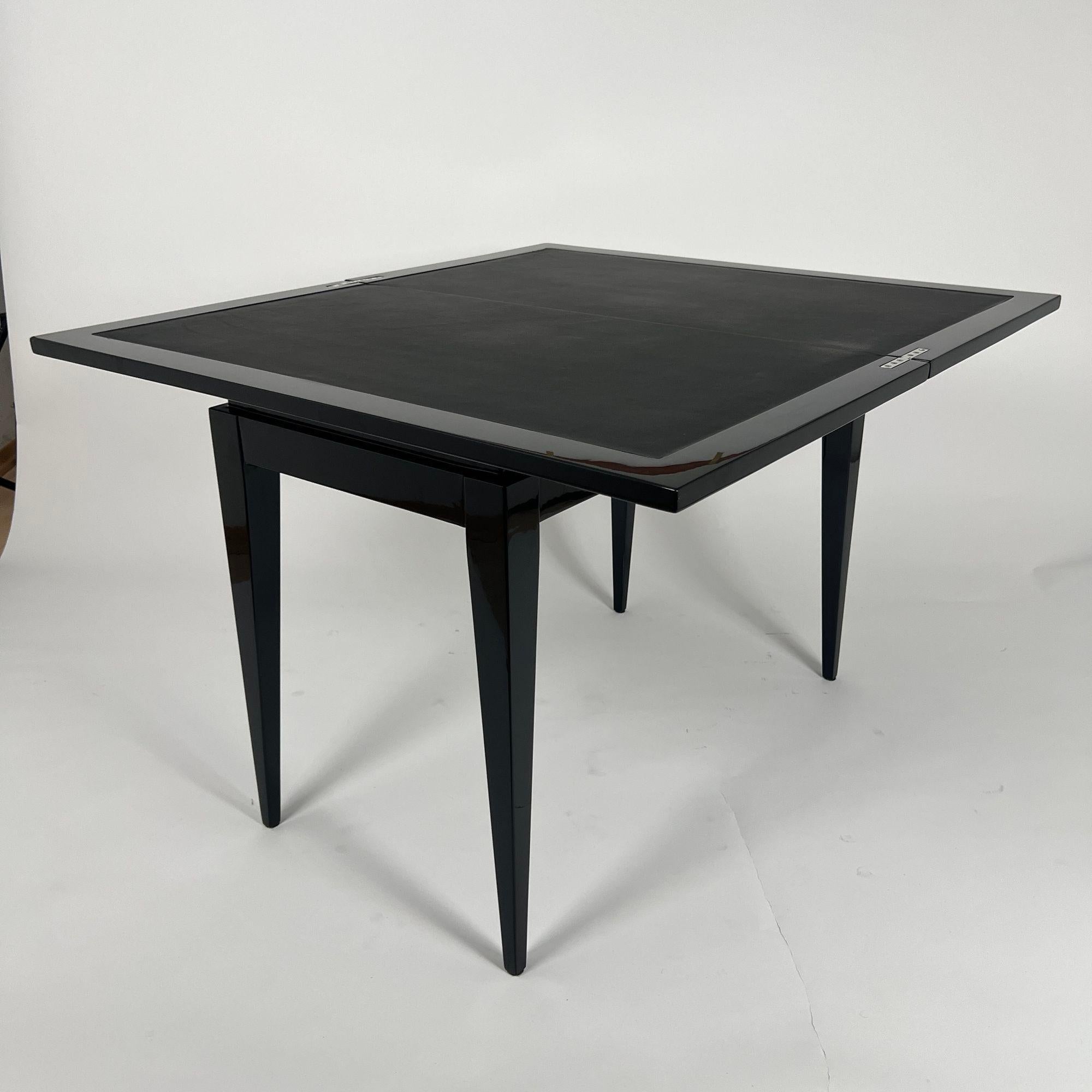 Art Deco Spieltisch, schwarzer Lack, rotes und schwarzes Leder, Frankreich um 1930 im Zustand „Gut“ im Angebot in Regensburg, DE