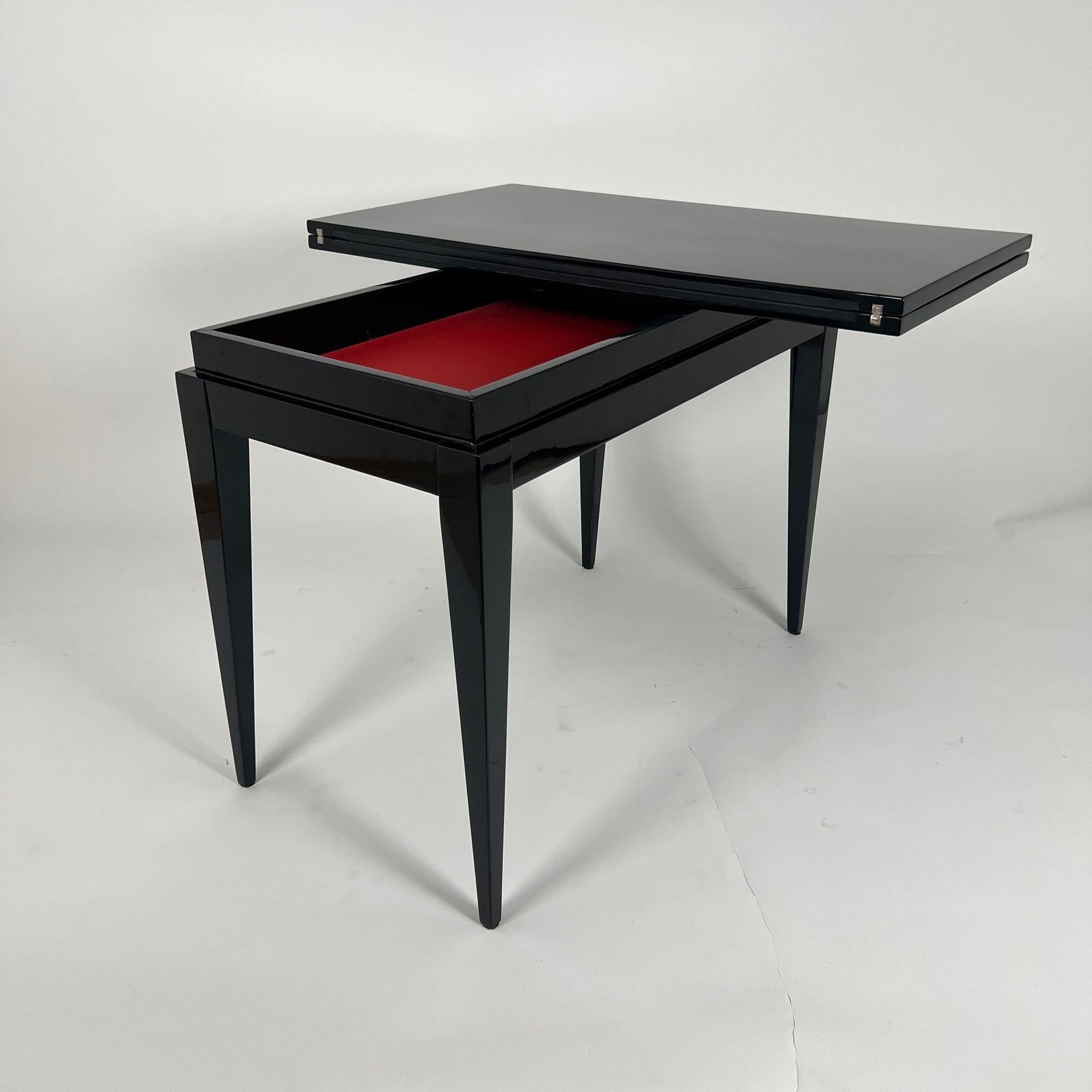 Art Deco Spieltisch, schwarzer Lack, rotes und schwarzes Leder, Frankreich um 1930 (Mitte des 20. Jahrhunderts) im Angebot