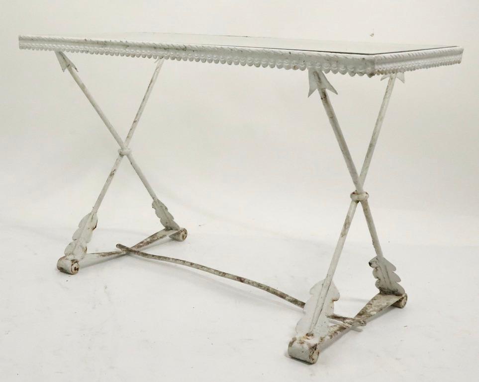 Verre Table de jardin Art Déco avec pieds de flèches croisés en vente