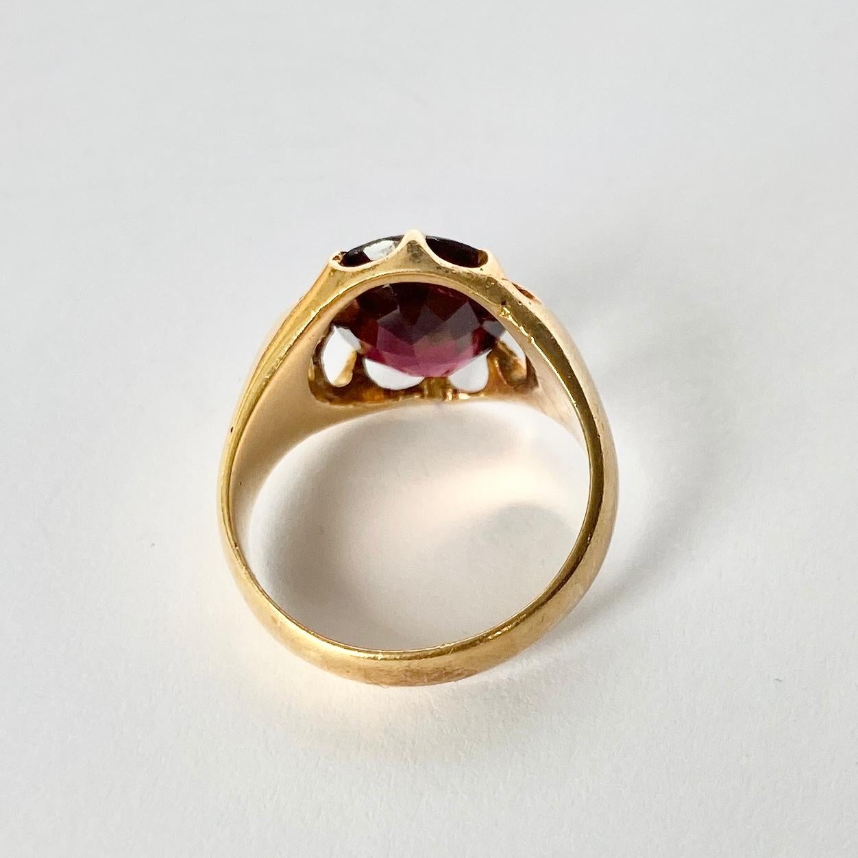 This simple style signet ring holds a garnet stone. Fully hallmarked Chester 1916, modelled in 18carat gold. 

Ring Size: L or 5 3/4
Stone Dimensions: 11x9mm

Weight: 5.6g