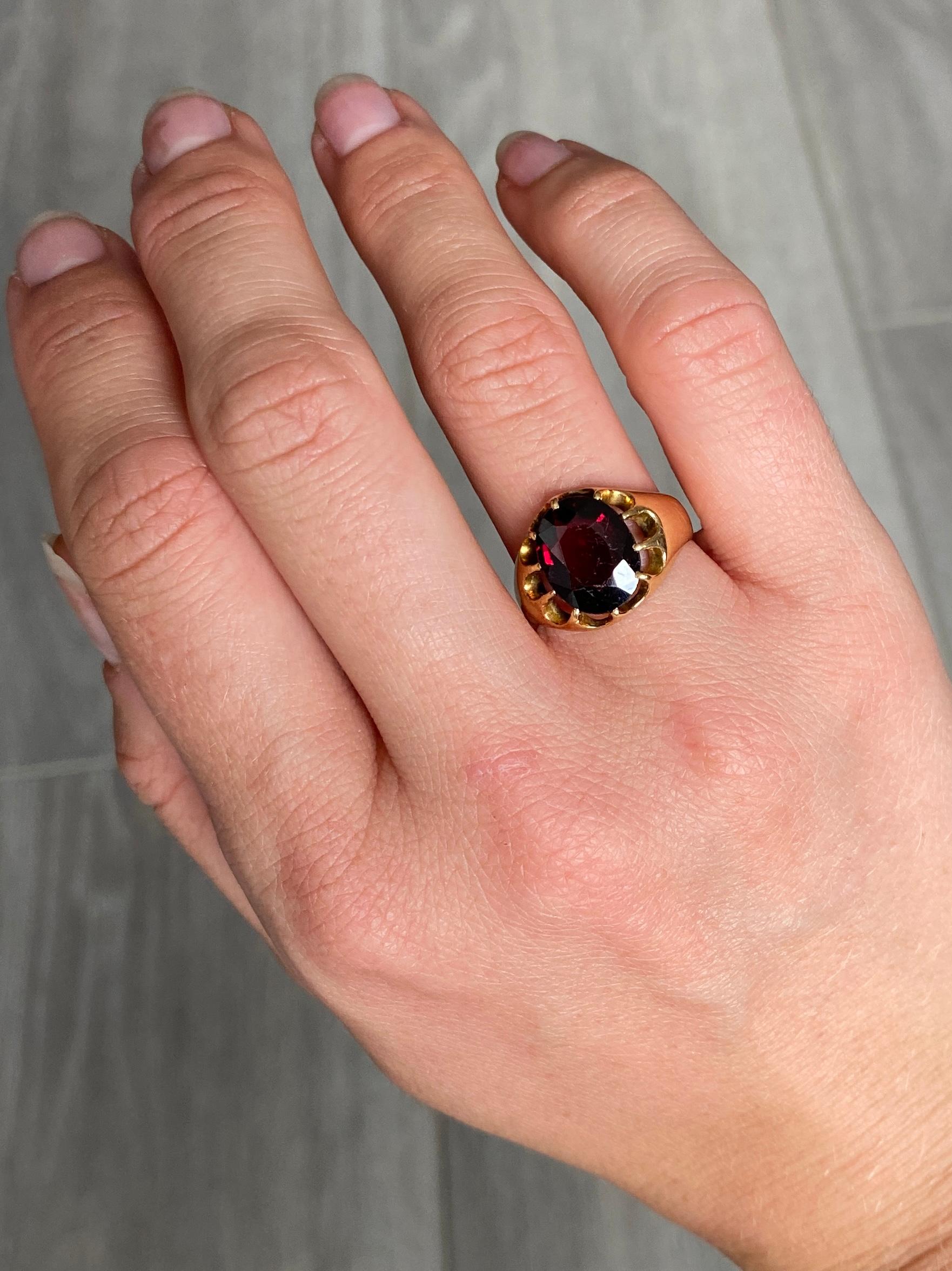 Art Deco Garnet and 18 Carat Gold Signet Ring In Good Condition For Sale In Chipping Campden, GB