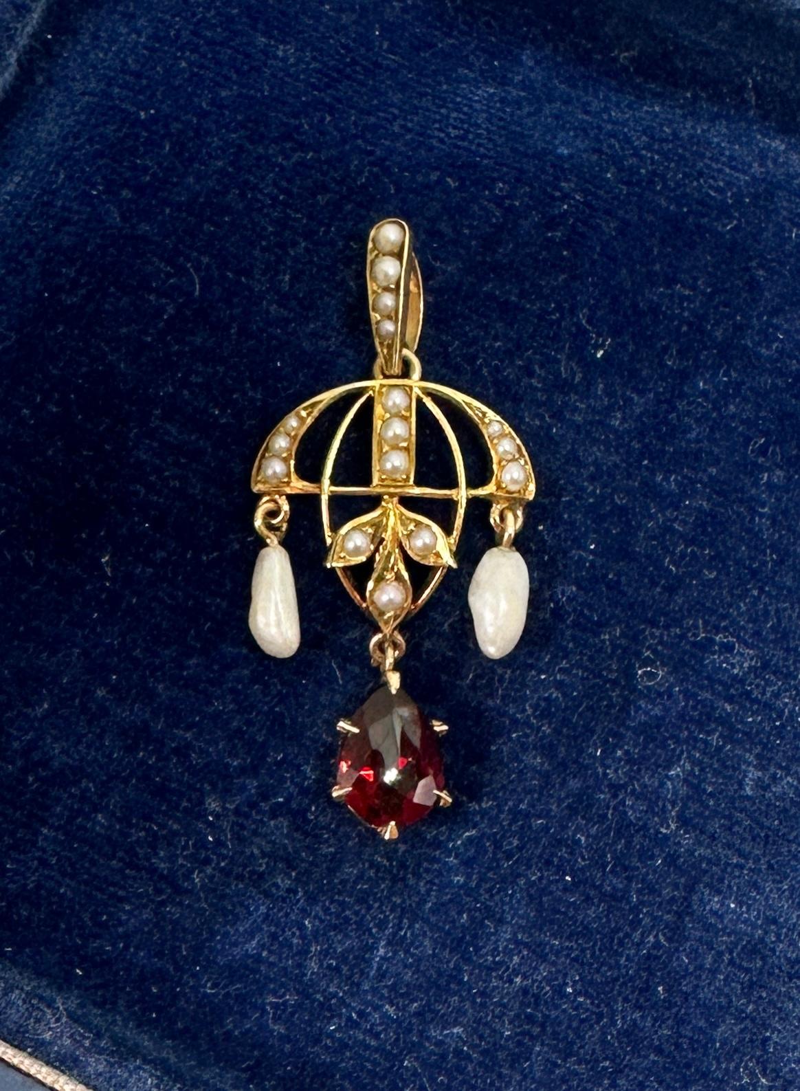 Art Deco Garnet Pearl Pendant Lavalier Necklace 14 Karat Gold Chandelier Motif For Sale 1