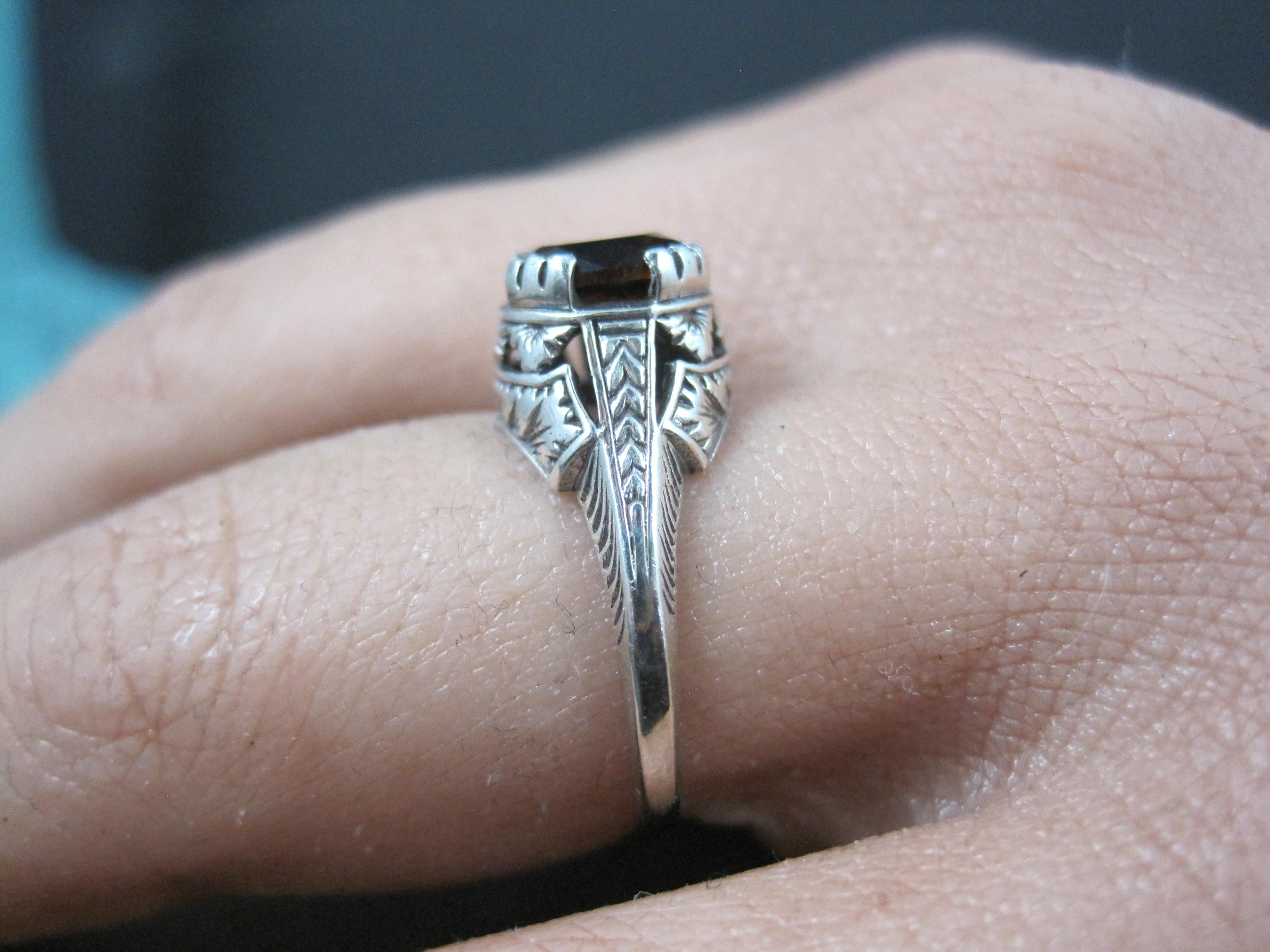 Bague solitaire grenat Art déco Taille 5.5 en vente 5