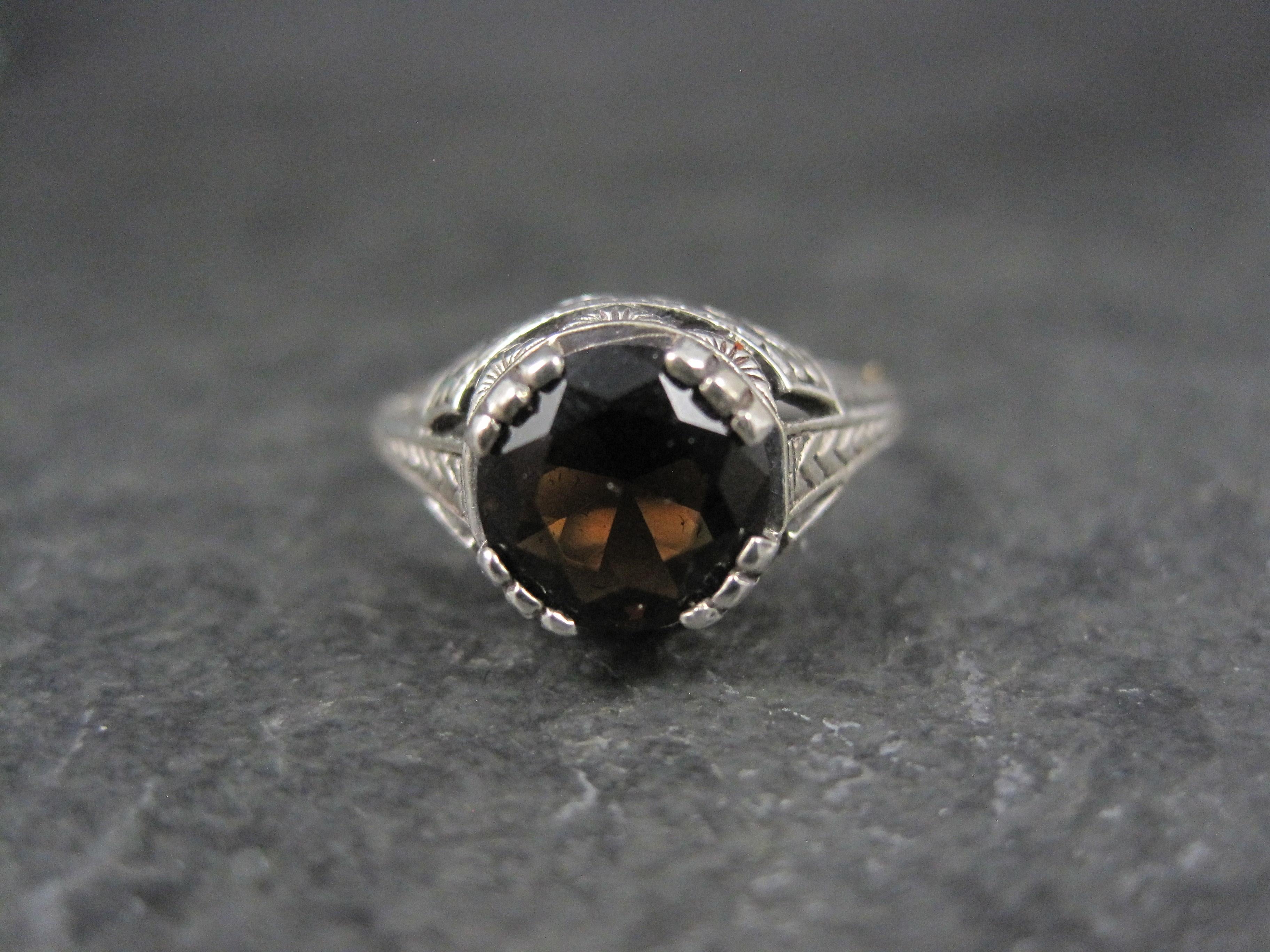 Cette magnifique bague en argent sterling présente un design art déco avec une pierre précieuse grenat de 7 mm.
Il s'agit d'une bague moderne fabriquée à partir de moules originaux.
La face de cette bague mesure 3/8 de pouce du nord au sud avec une