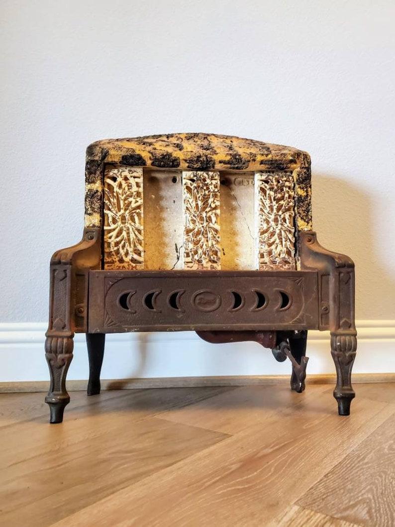 A Royal 355 antique gas fireplace heater by Chattanooga Implement & Mfg. Company, Tennessee, United States. Styled in period Art Deco taste, the fabulously decorative American antique parlor stove / heater is crafted from cast iron and includes