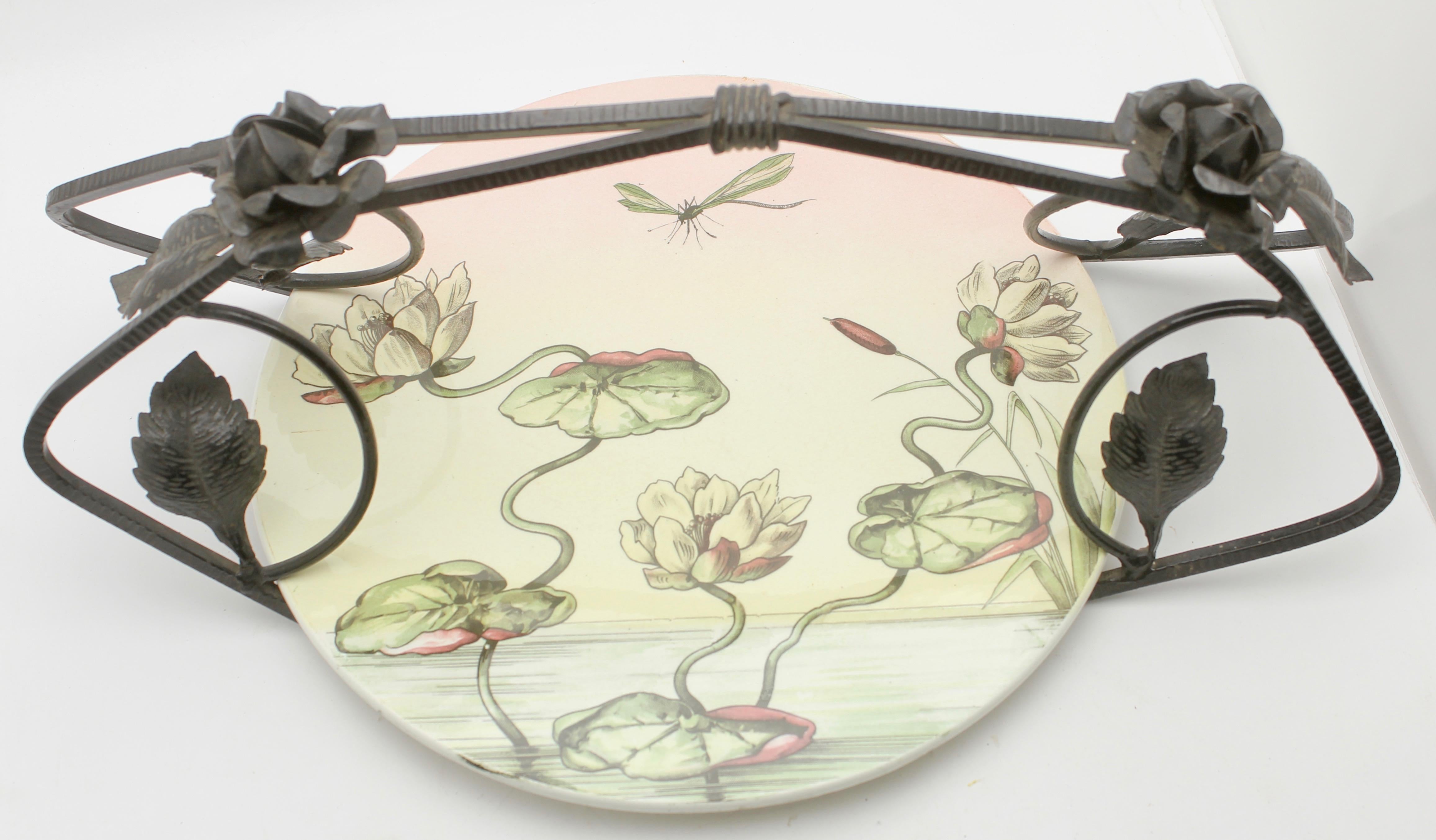 Art Deco Gateau Set, Porcelain Plate with Handle or Carrier in Wrought Iron In Good Condition For Sale In Verviers, BE