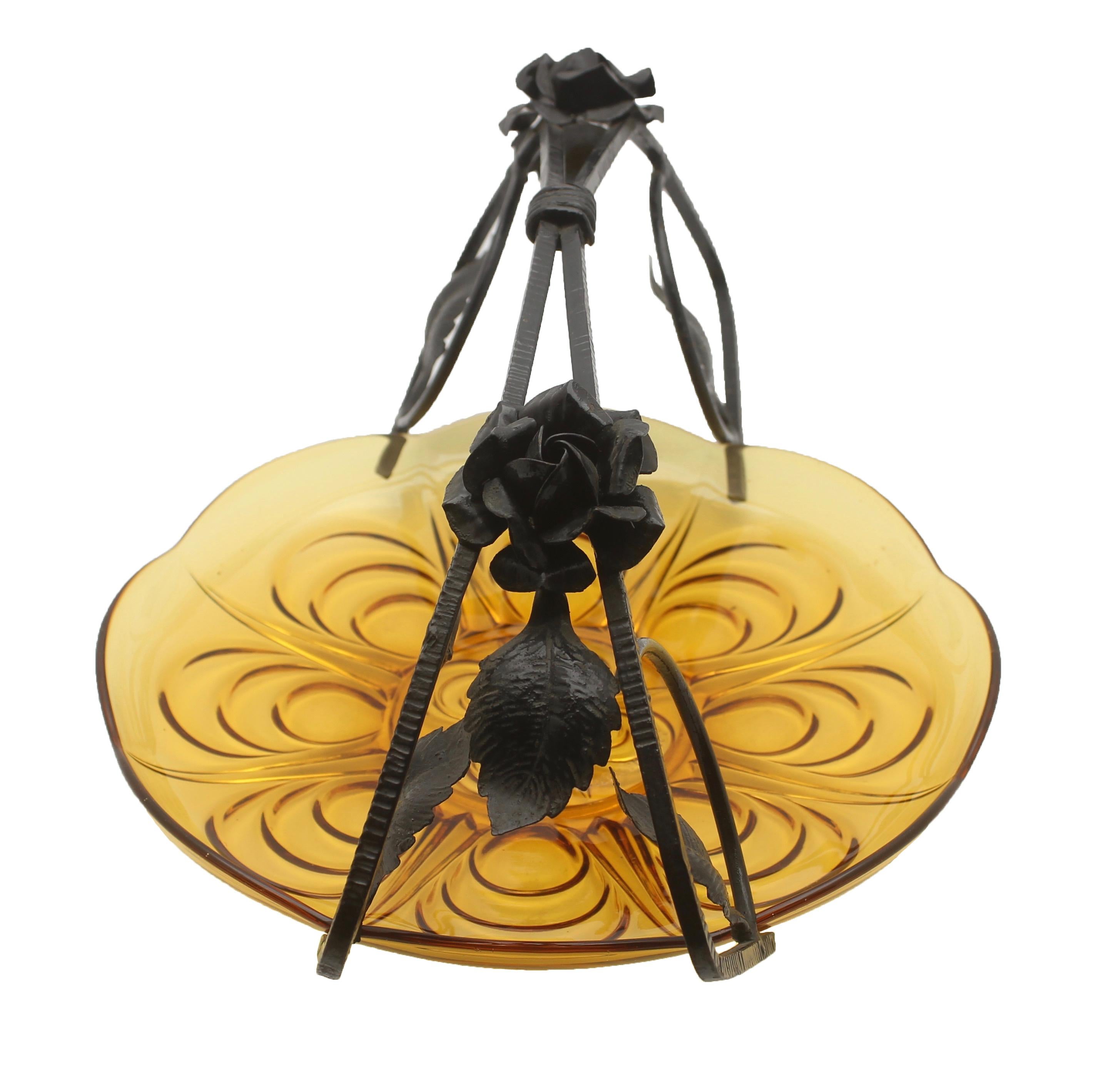 Cette pièce belge inhabituelle porte la marque de l'Art Déco belge et combine une assiette à gâteau en verre dans un support en fer forgé. Le verre provient d'une usine presque inconnue, Pavillons de Beignee, qui l'a produit entre 1935 et 1940.
Le