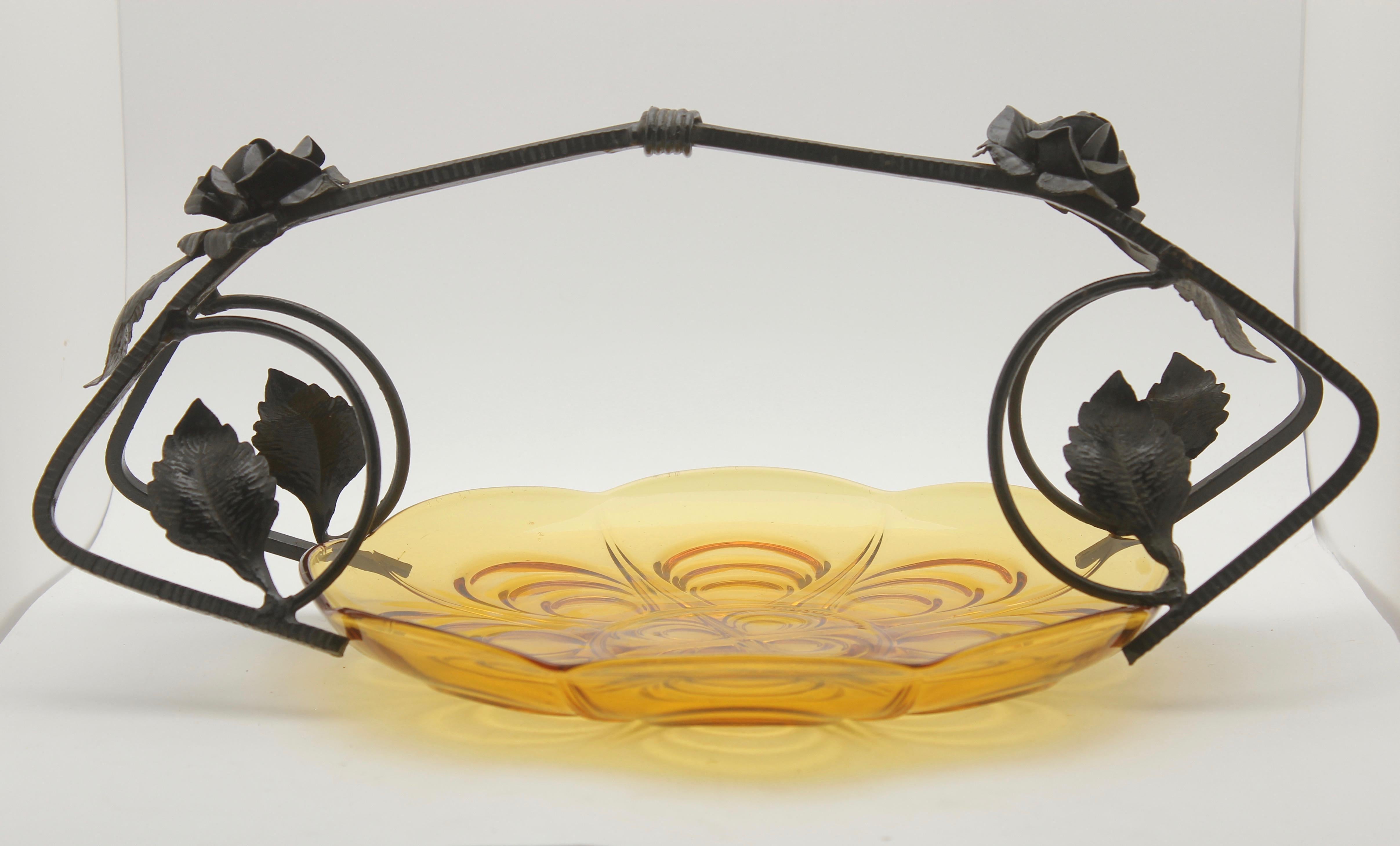 Art Deco Gateau Set, Pressed Glass Dish with Handle or Carrier in Wrought Iron In Good Condition For Sale In Verviers, BE