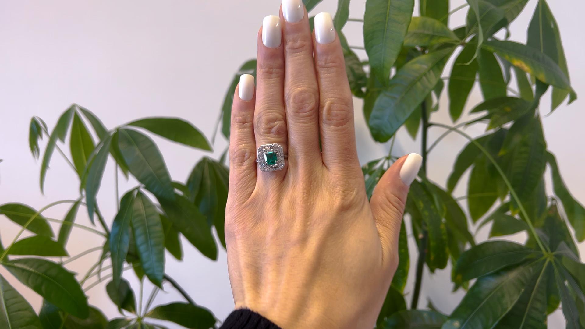 Eine Art Deco GCS kolumbianischen Minor Öl Smaragd und Diamant Platin Double Halo Ring. Ausgestattet mit einem achteckigen Smaragd im Stufenschliff mit einem Gewicht von ca. 1,10 Karat, begleitet von der GCS-Nummer 79232-61, die besagt, dass der