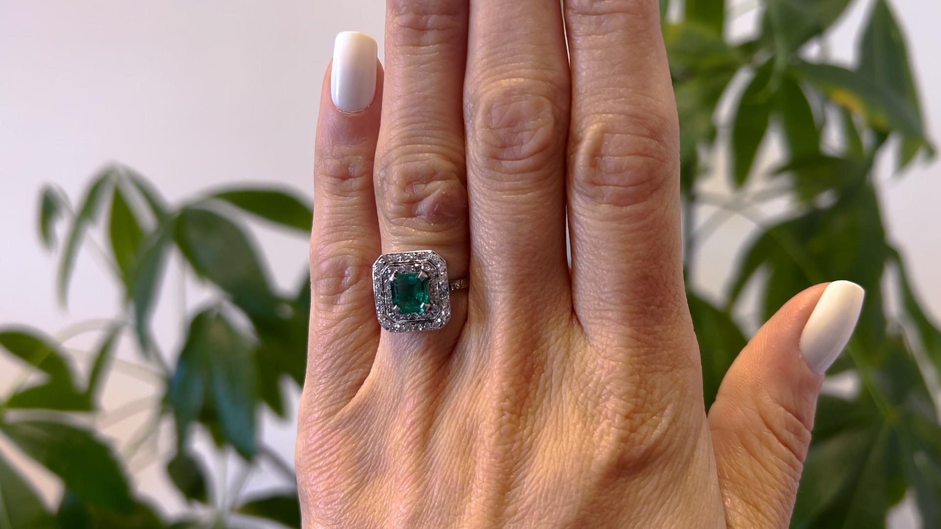 Art Deco GCS kolumbianischer kleiner Öl-Smaragd- und Diamant-Platinring mit doppeltem Halo-Ring, Art déco (Einfacher Schliff)