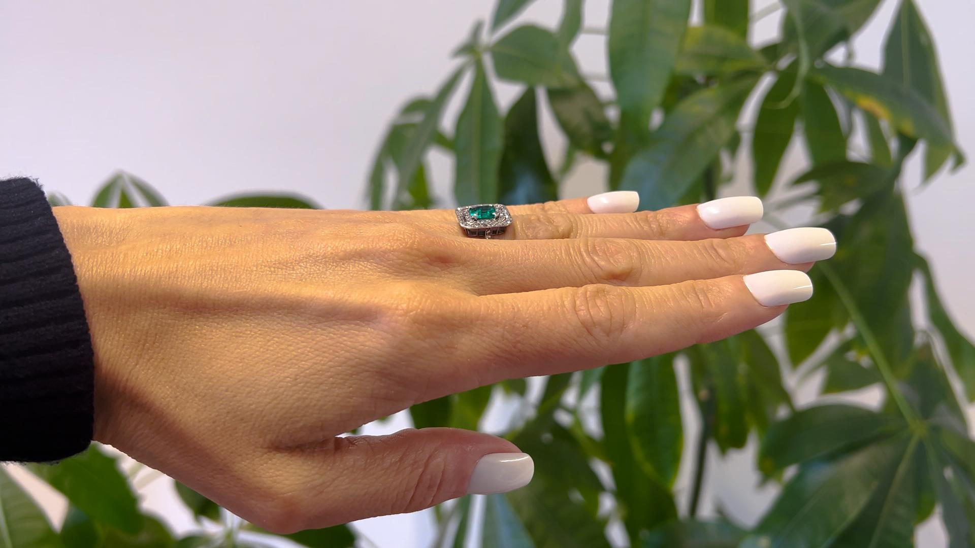 Art Deco GCS kolumbianischer kleiner Öl-Smaragd- und Diamant-Platinring mit doppeltem Halo-Ring, Art déco im Zustand „Gut“ in Beverly Hills, CA