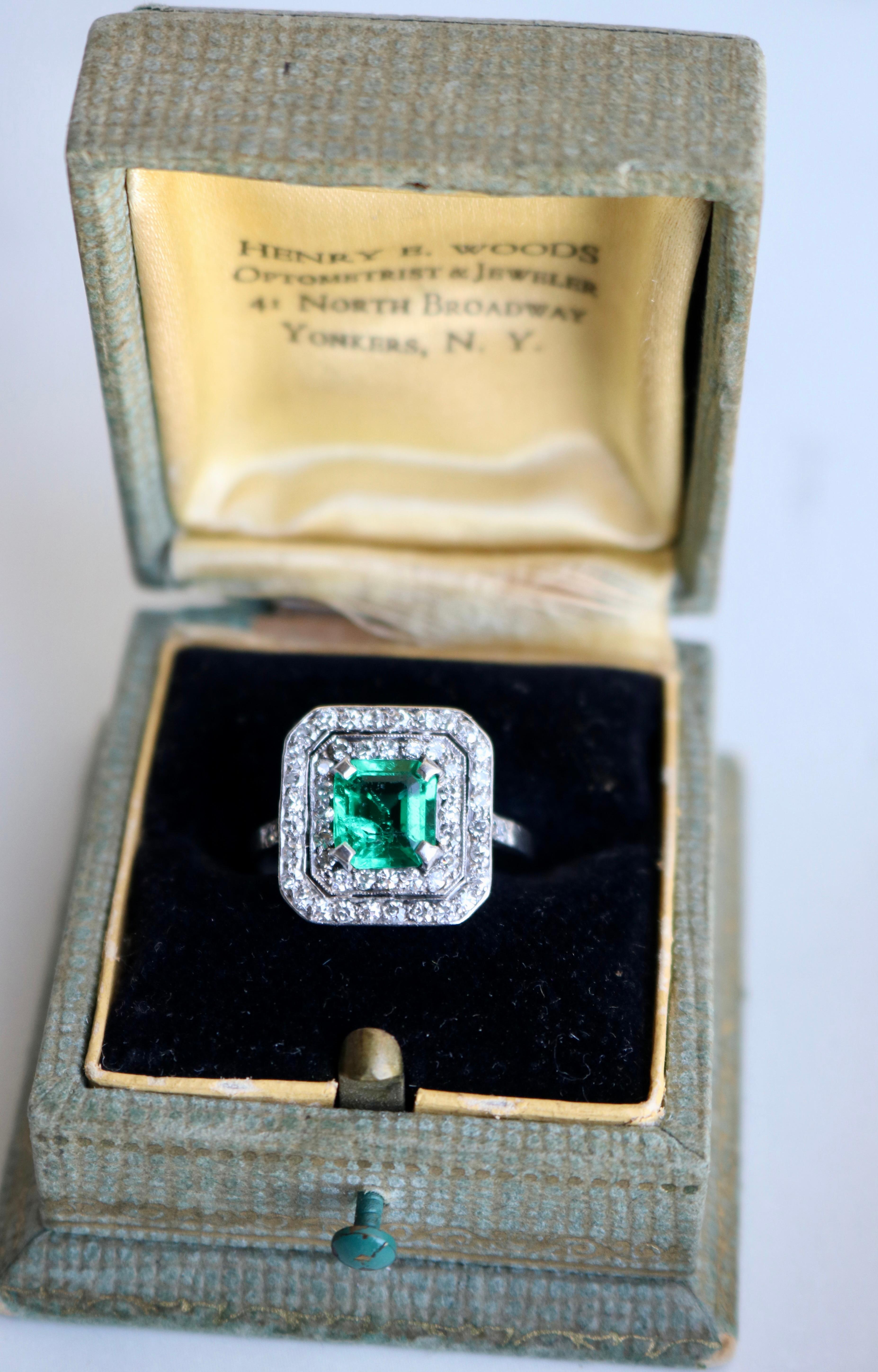 Art Deco GCS kolumbianischer kleiner Öl-Smaragd- und Diamant-Platinring mit doppeltem Halo-Ring, Art déco 1