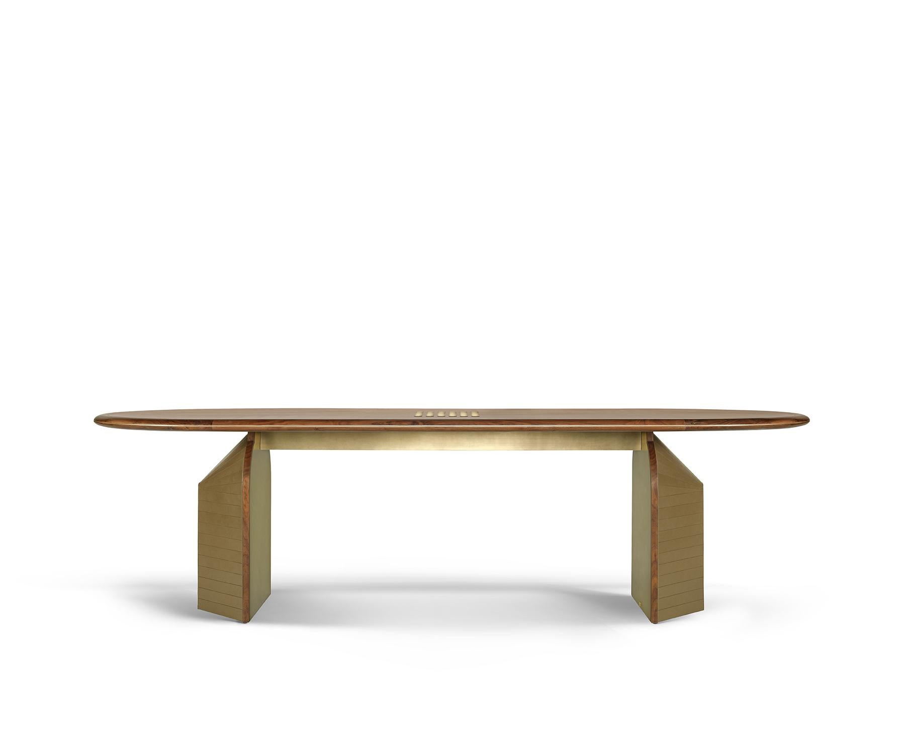 A centrepiece that channels the opulence of the 1940s, the Geller Dining Table draws inspiration from Art Deco luxury with contemporary finesse. The elongated oval tabletop is crafted in veneer, accentuated by a central composition of brass inlay