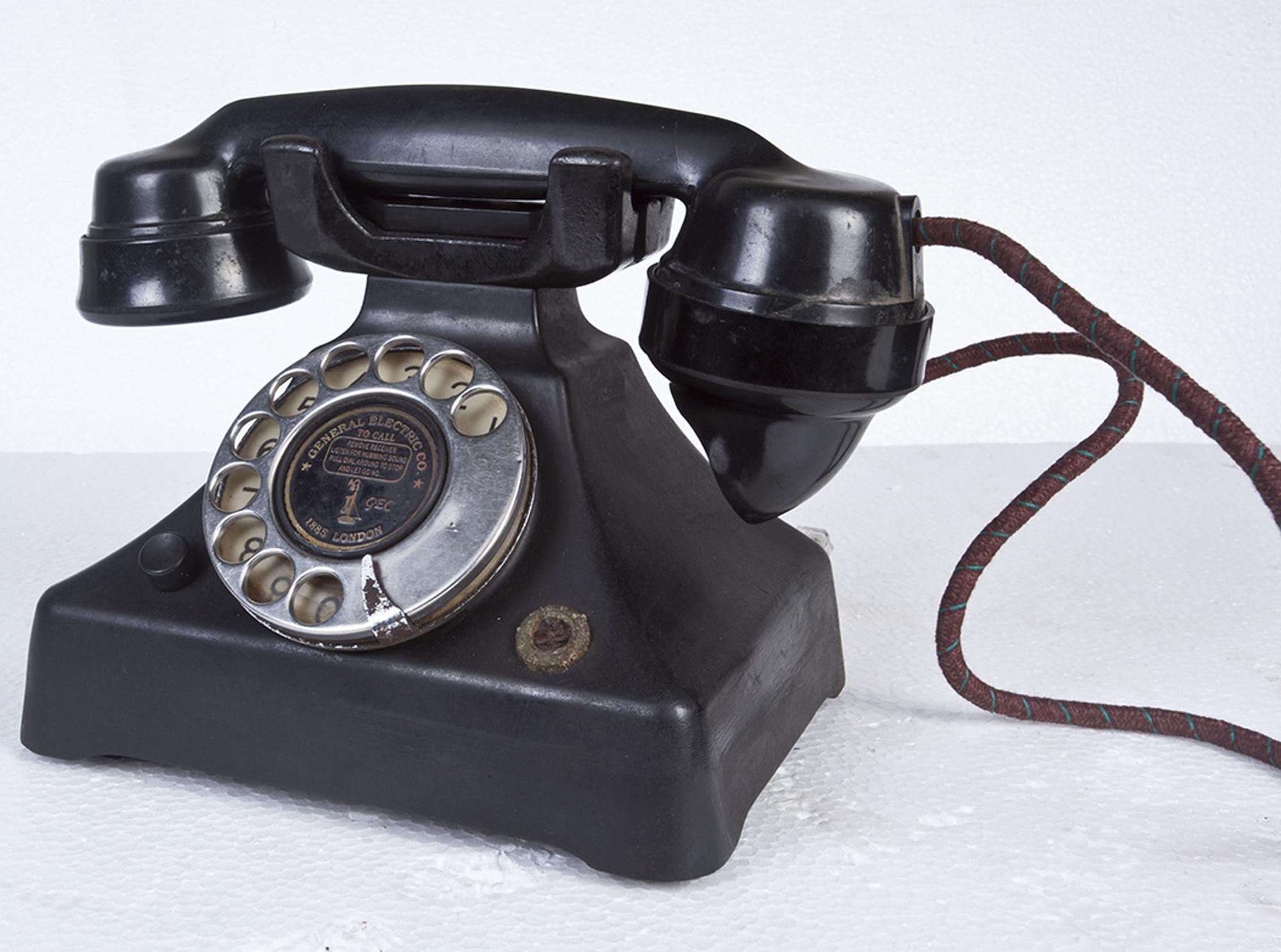 Ein Art Deco Bakelit-Telefon von General Electric:: London. Verchromte Wählscheibe und überarbeitetes Kabel. Funktionstüchtig:: komplett mit Puls-Ton-Wandler. Damit Sie es auch wirklich nutzen können.