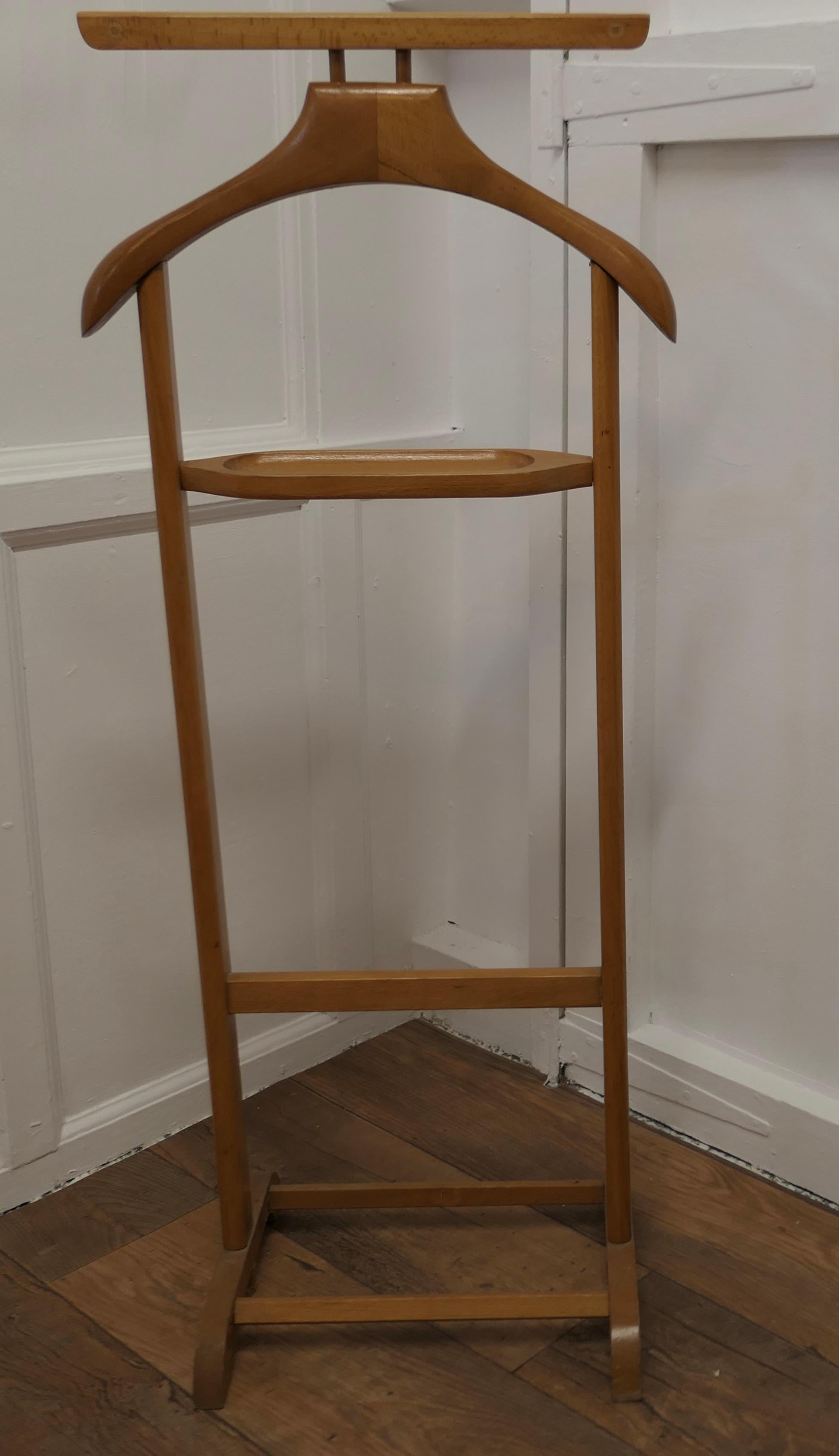 Cintre à costume Art Déco en hêtre doré sur pied pour homme 

 Un objet très utile, le cintre ou support à vêtements est fabriqué en hêtre, il peut accueillir une veste et un pantalon, mais il conviendrait tout aussi bien pour vos jeans et une veste
