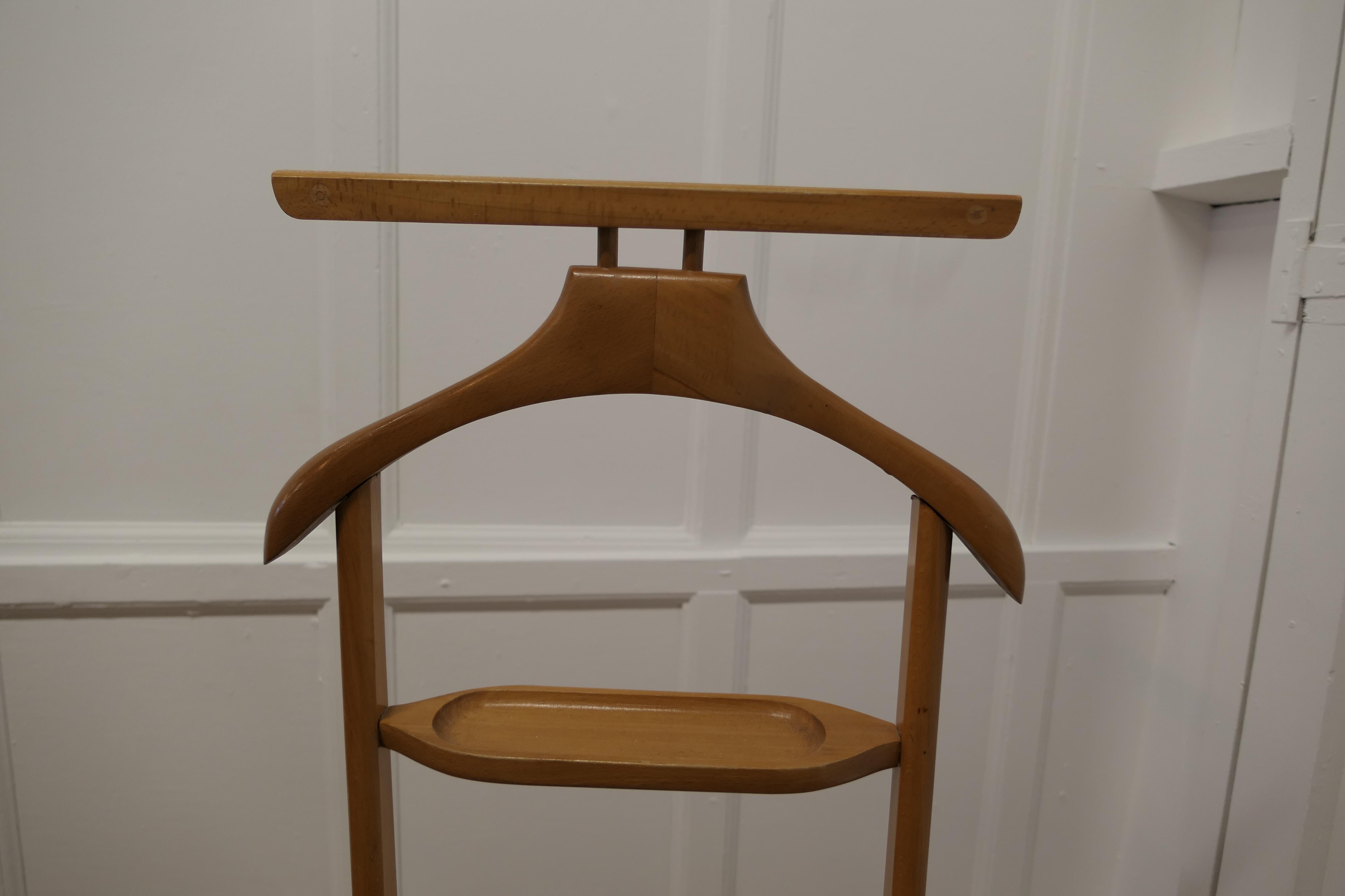 Mid-Century Modern Porte-vêtements en hêtre doré sur pied pour homme Art Déco, valet de chambre